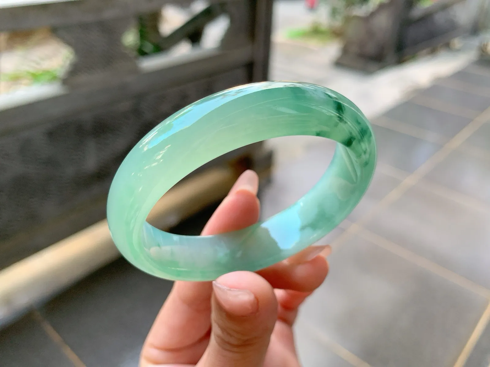 🪻｜53圈口
冰飘花贵妃手镯，油润底飘绿花，花色清雅秀丽，胶感满满的