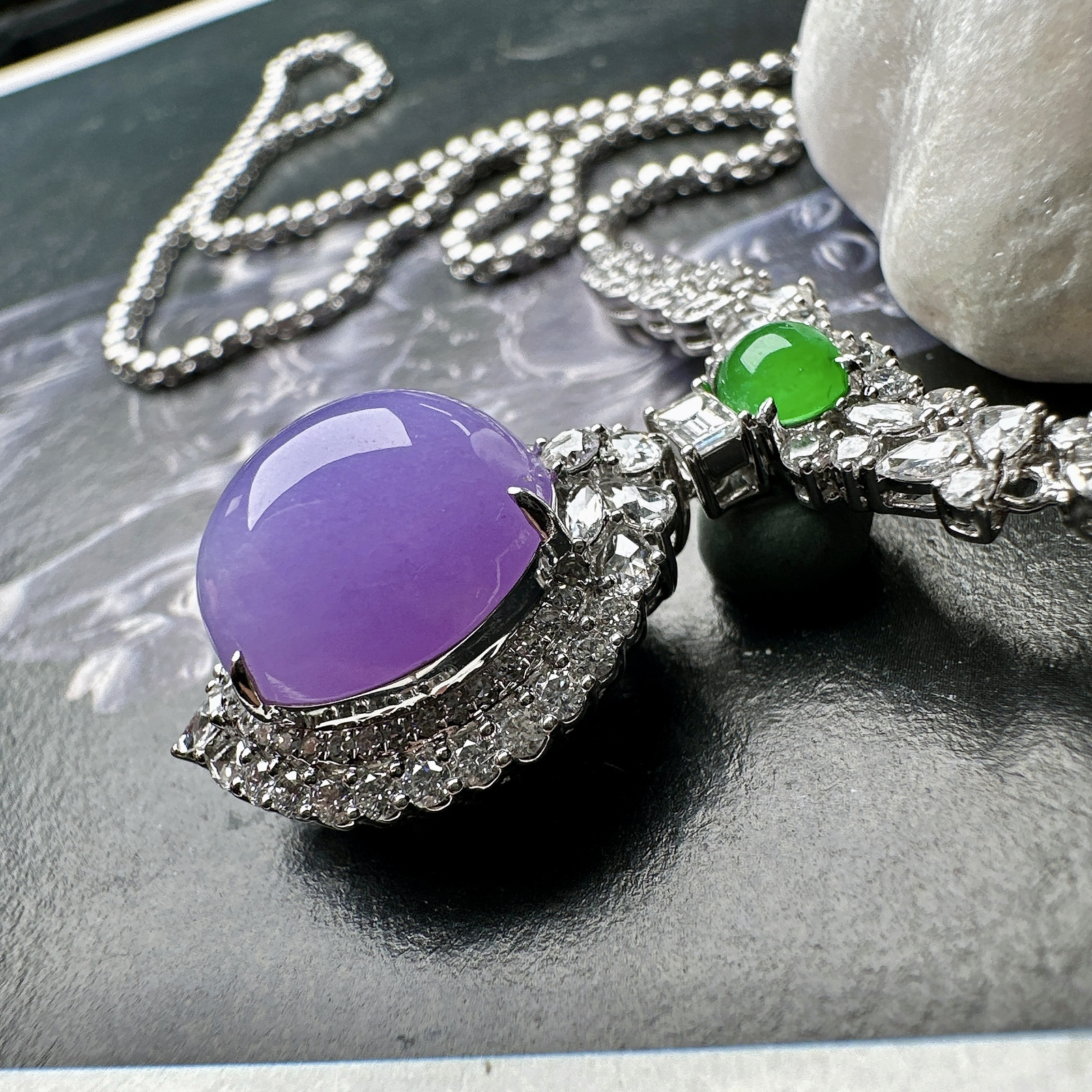 【冰种紫蛋面吊坠】质地细腻，饱满度很好，晶莹剔透，18k金钻镶嵌，裸石尺寸13.7*12.2*8毫米