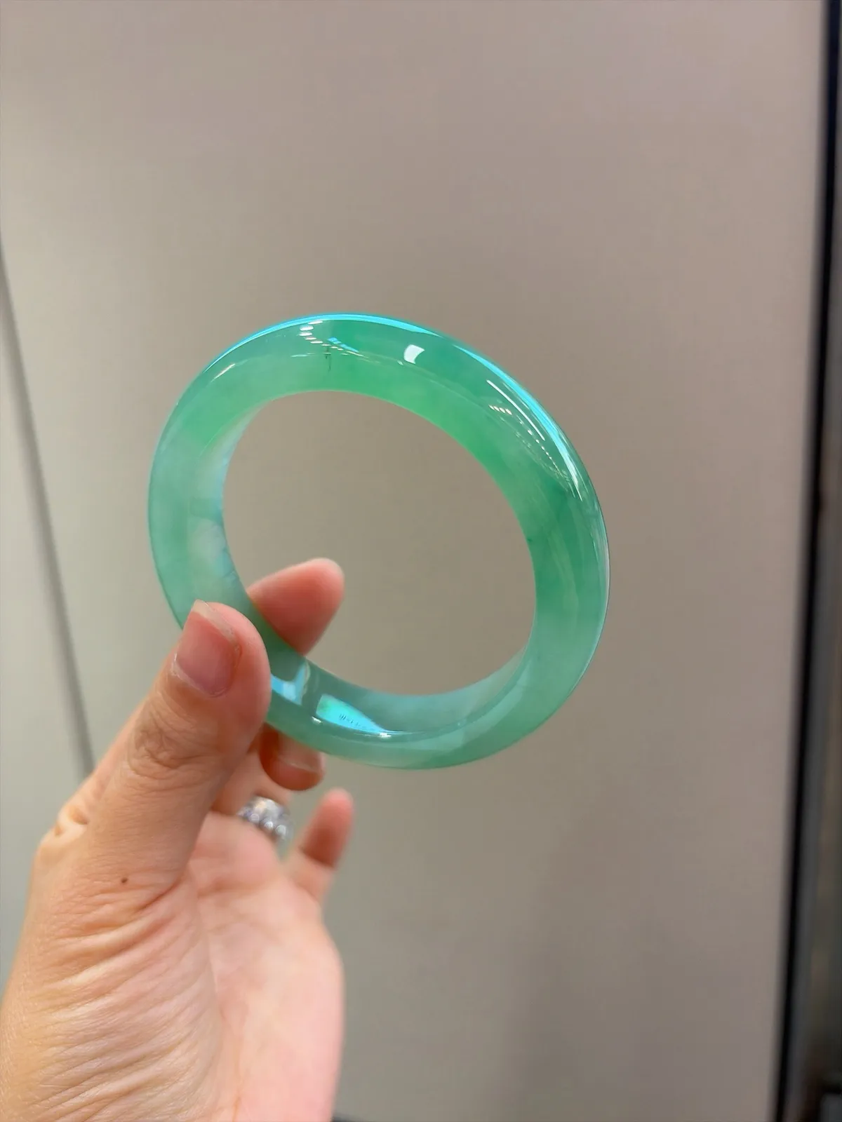 ｜56圈口
【冰甜绿】
“甜绿漾水润，底色藏温柔”
——甜过初恋的一抹翠，上手显白超吸睛
规格【