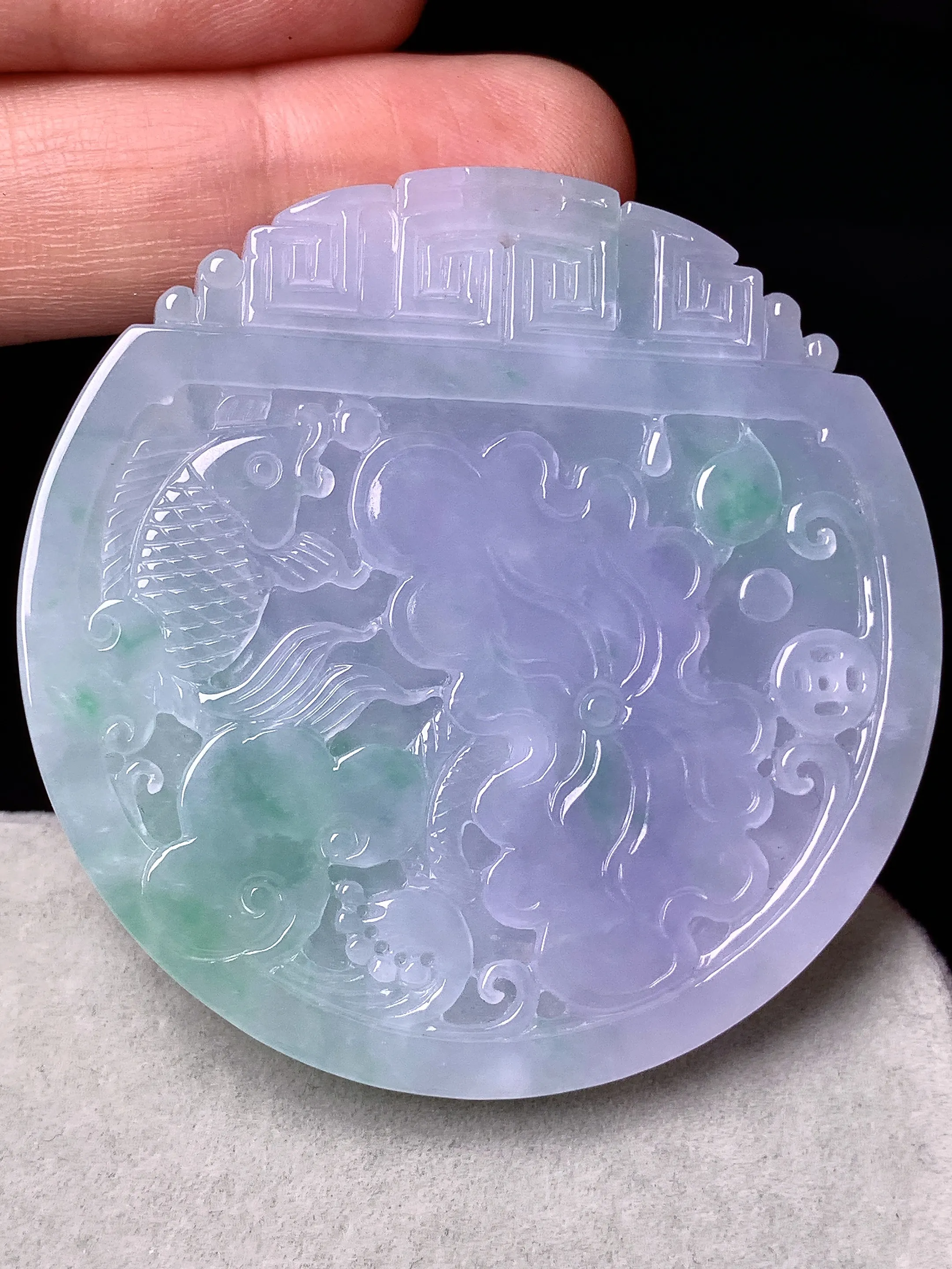 淡春彩荷叶鱼吊坠 玉质细腻 色泽清新艳丽 整体尺寸53*5.6