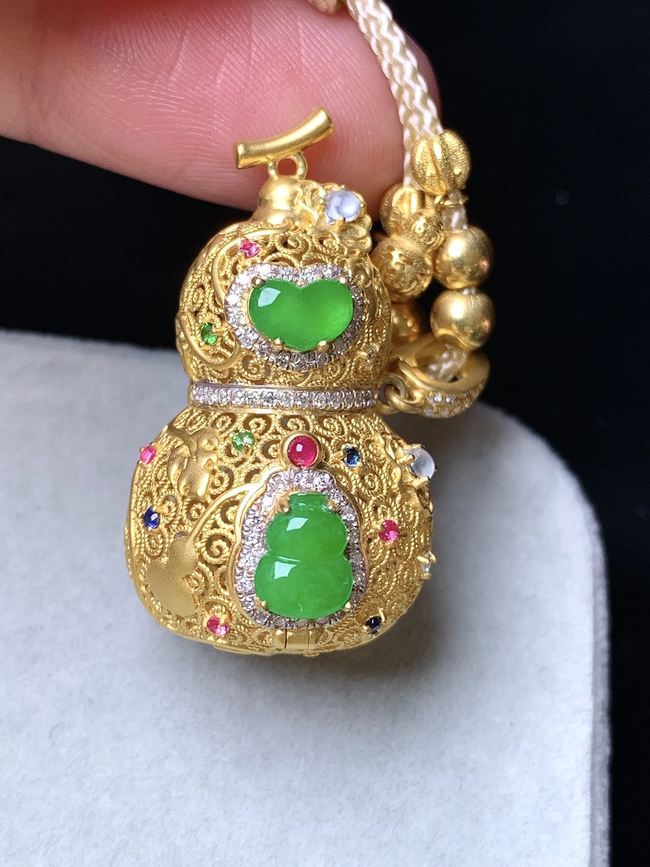 18k金钻镶嵌满绿葫芦吊坠 玉质细腻 色泽清新艳丽 整体尺寸13.5*18.2*20.8