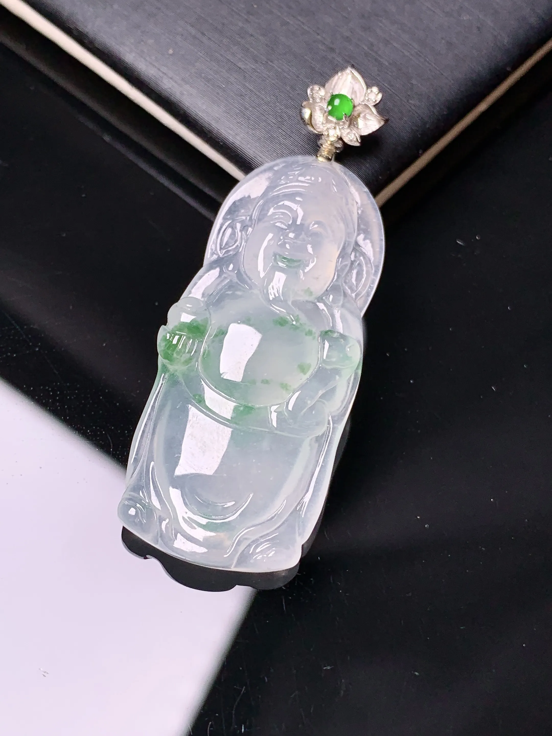 18k金镶嵌飘绿财神爷吊坠 玉质细腻 色泽清新艳丽 整体尺寸46*17*5.5