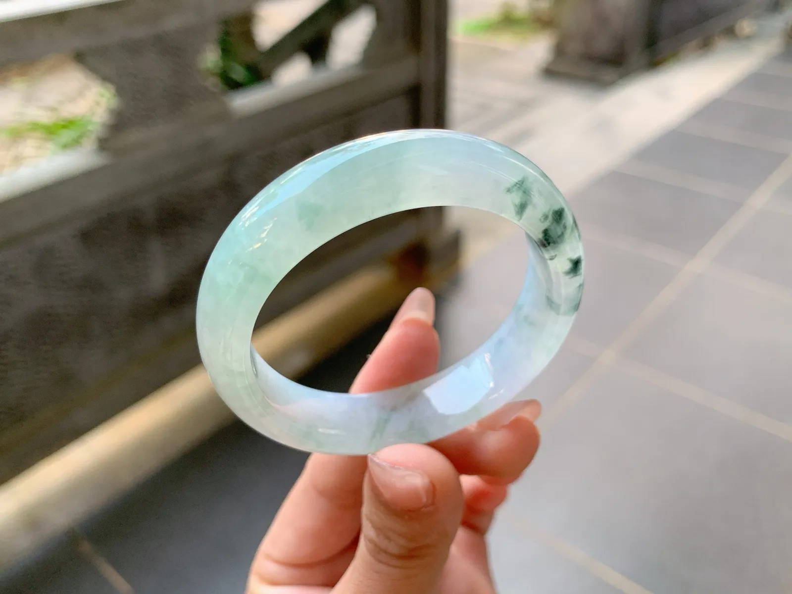 🪻｜53圈口
冰飘乌鸡花贵妃手镯，独特的风格让人眼前一亮，底妆冰润透手，意境感满满的