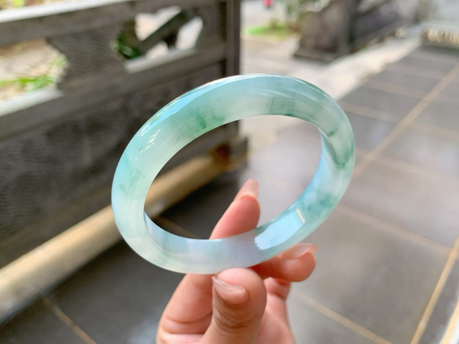 ｜57圈口
冰飘花翡翠手镯，飘蓝碎花，花色飘逸灵动大方，整体冰润细腻，舒适大气