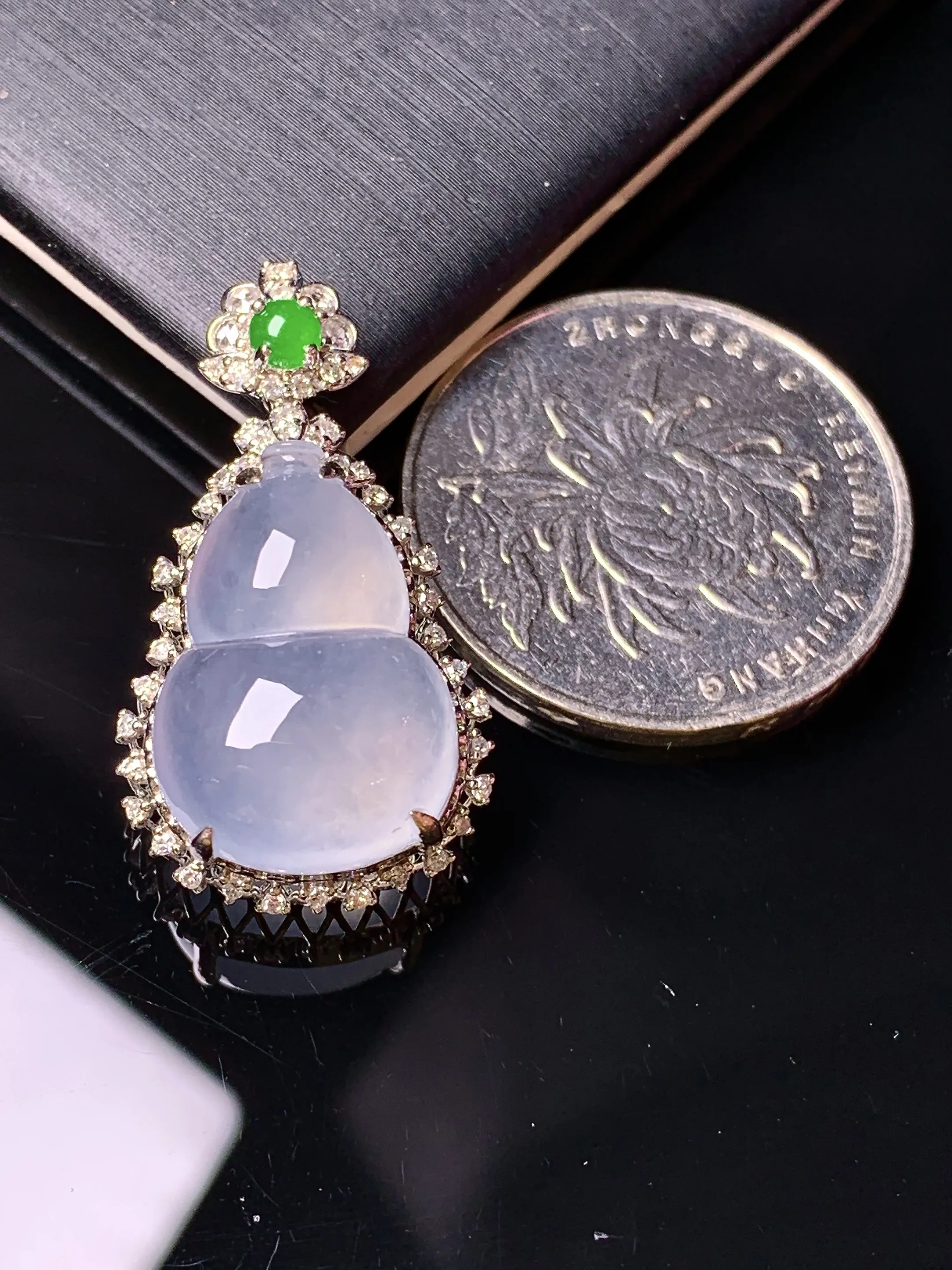 18k金钻镶嵌冰种葫芦吊坠 玉质细腻 色泽清新艳丽 整体尺寸29.3*16.3*10.7