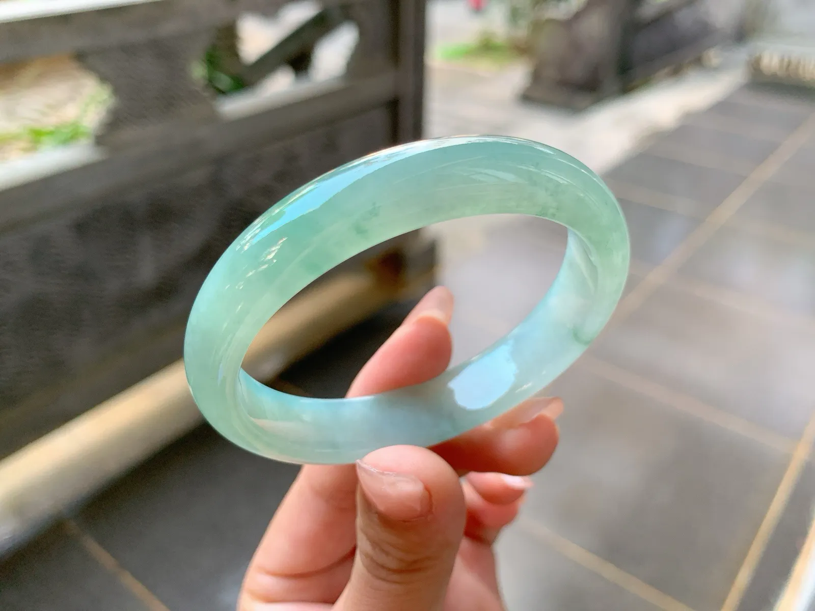 ️｜54圈口
冰晴贵妃手镯，种老冰透清新自然，微微飘点碎花