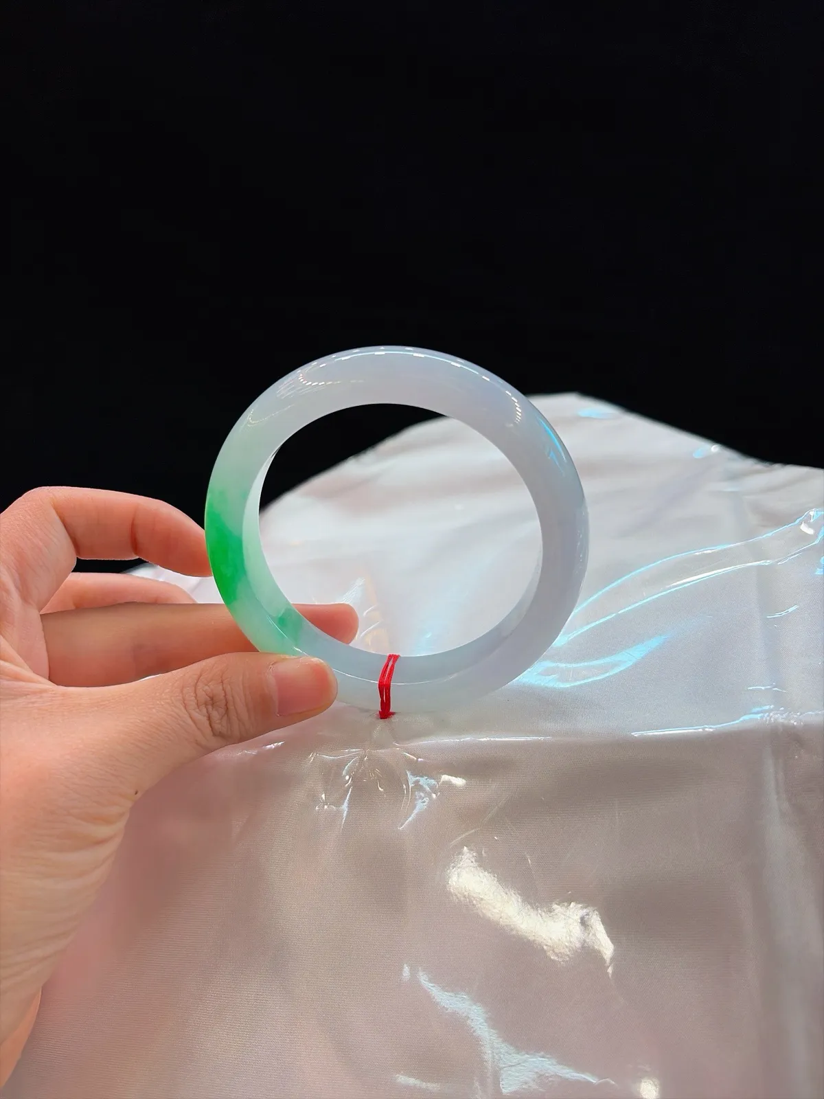 ｜60圈口
白底青翡翠手镯
白底细润如水
一抹辣翠明艳鲜活
明暗交织层次感拉满
腕间国风氛围感绝了~🥰
规格【60/13.8/9.8】