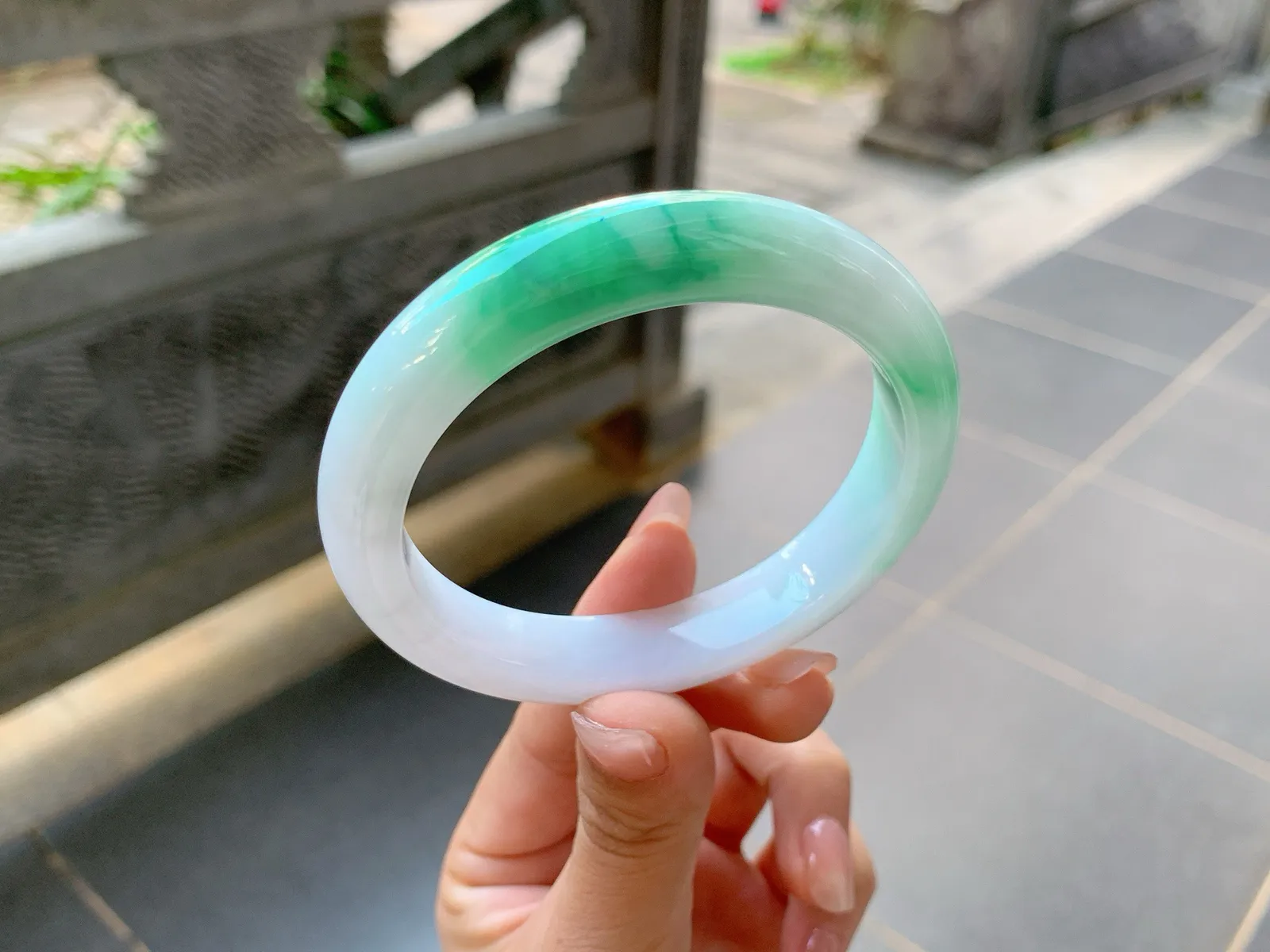 ｜59圈口
白底青，飘绿花，底妆冰润白净，绿花鲜艳大气，端庄持重，