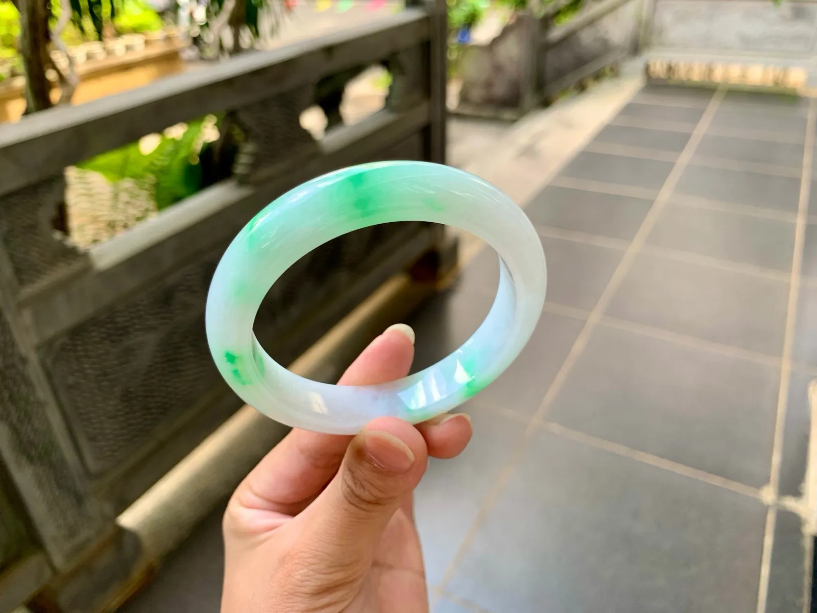 ｜57圈口
白底青，飘阳绿花，鲜艳抢眼，底妆细腻白净，润润的