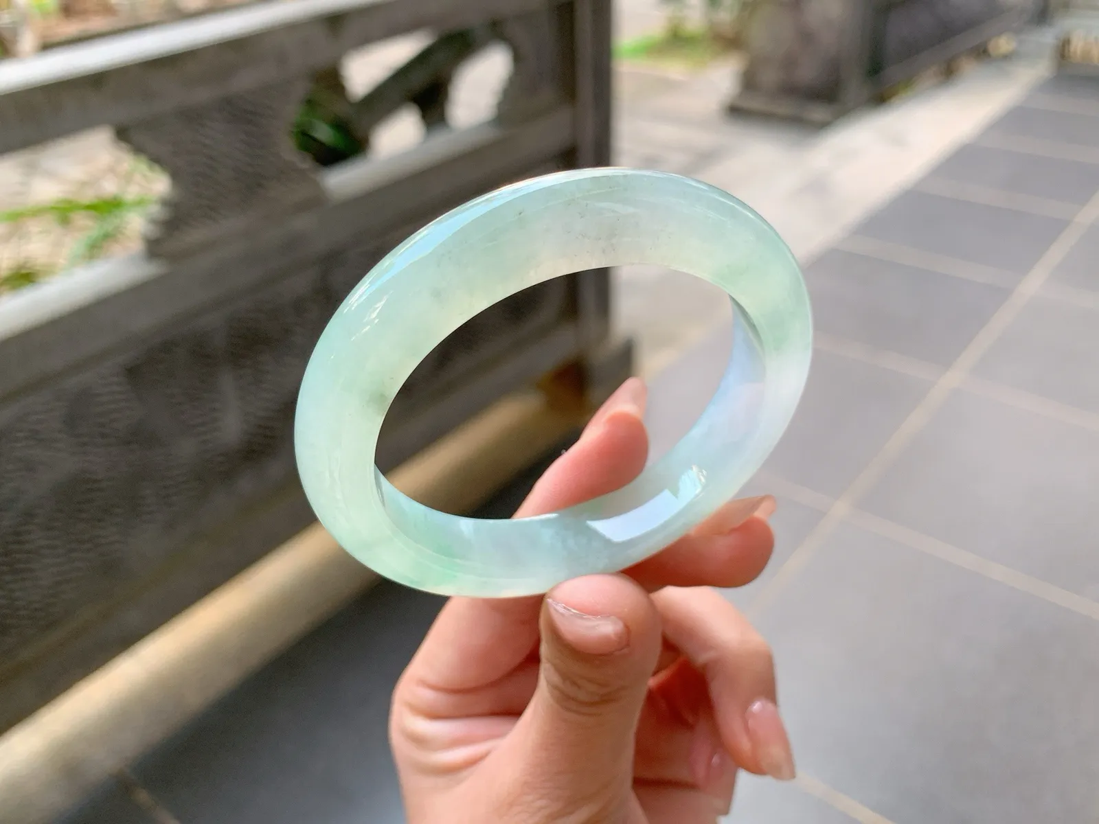 ｜54圈口
冰晴，整体冰透起光，种老起冰，性价比很高，美中不足有一点点矿点，