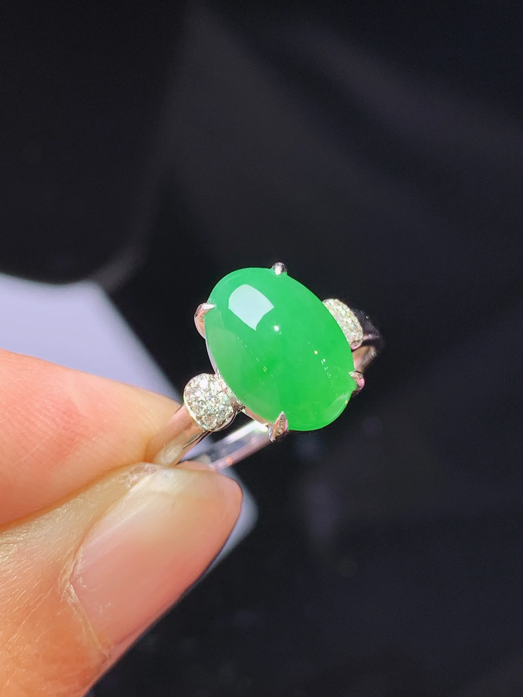 18k金钻镶嵌翠绿蛋面戒指 玉质细腻 色泽清新艳丽 圈口13 整体尺寸10.8*7.5*4.6