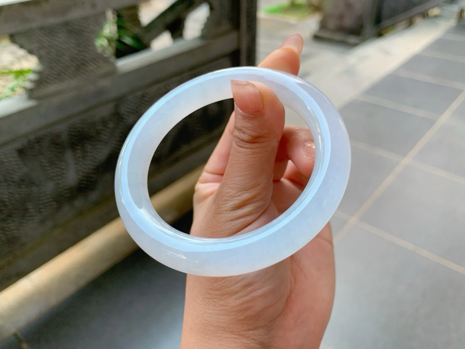 ｜58圈口
条粗:10.4
白月光，冰冰镯，冰润透亮纯净无暇，是谁的白月光遗漏在了人间
编号【01-15-03】