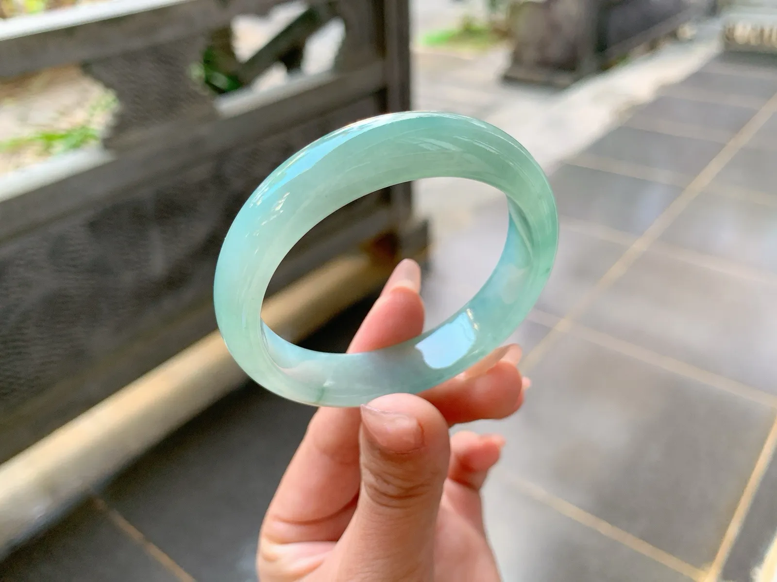 ️｜54圈口
冰晴贵妃手镯，种老冰透清新自然，微微飘点碎花