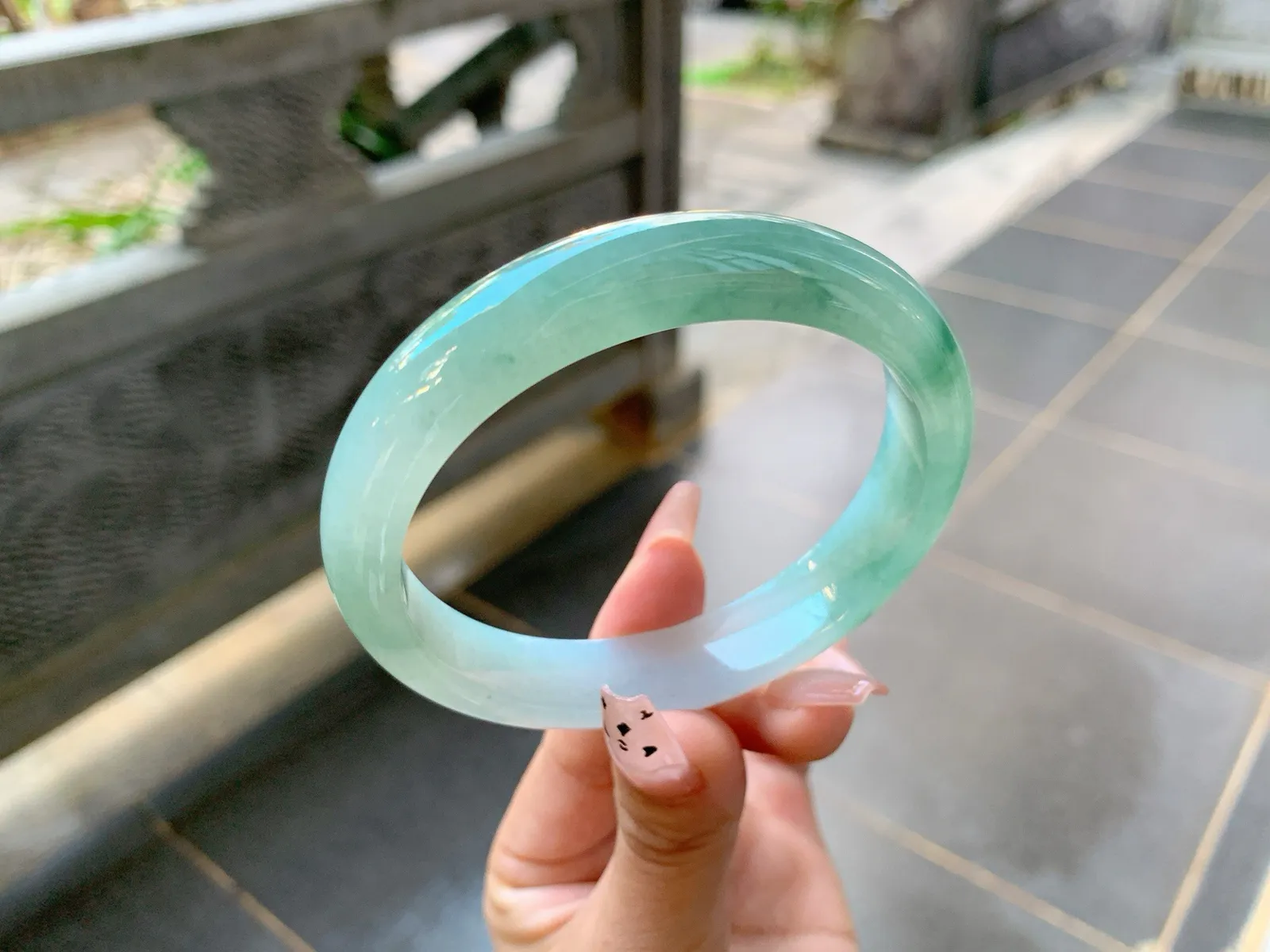 ｜62圈口
冰飘花翡翠手镯，飘绿花，花色清新明亮水润细腻，端庄大气