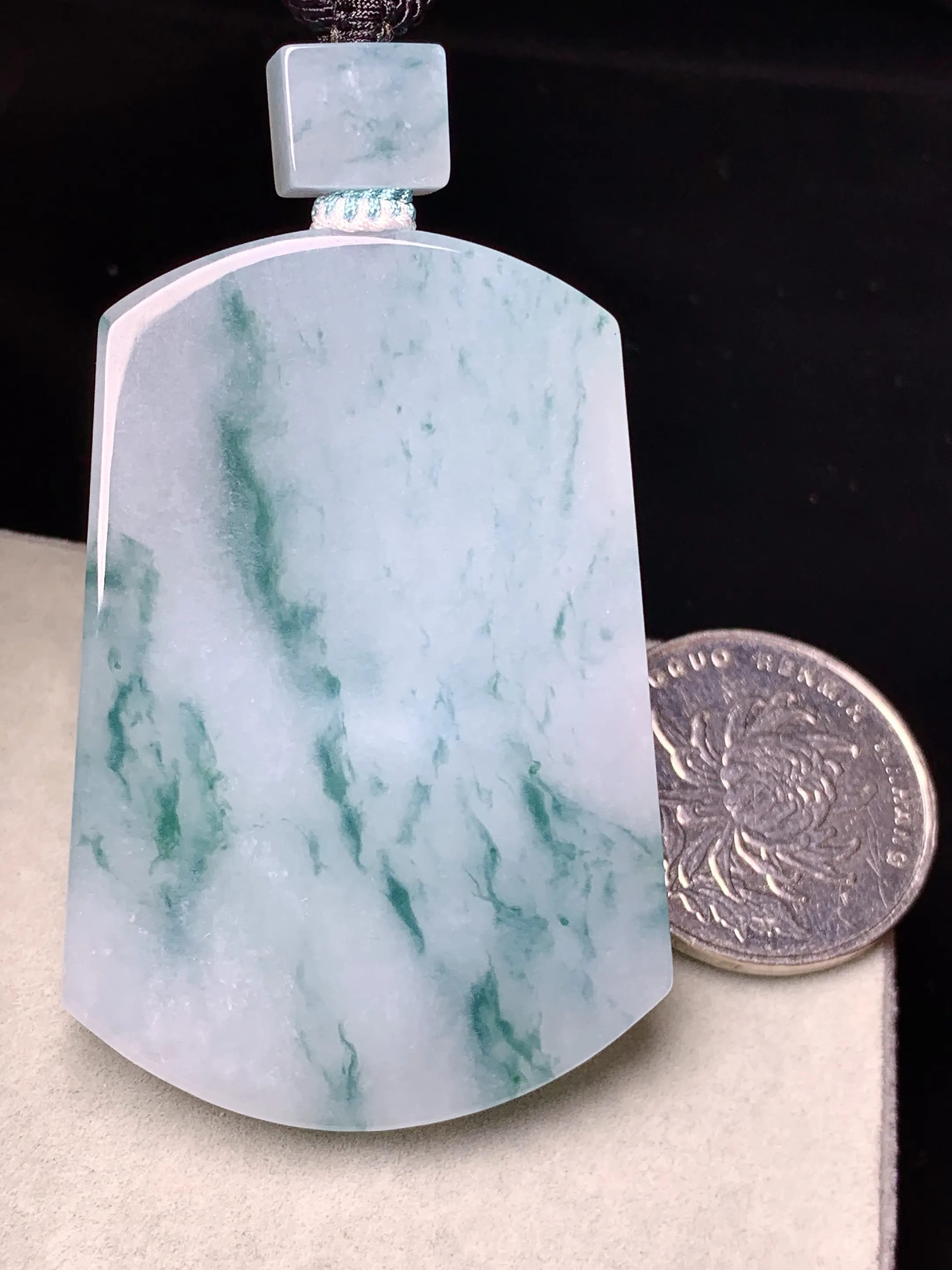 飘绿无事牌吊坠 玉质细腻 色泽清新艳丽 整体尺寸53.8*36.5*5.3