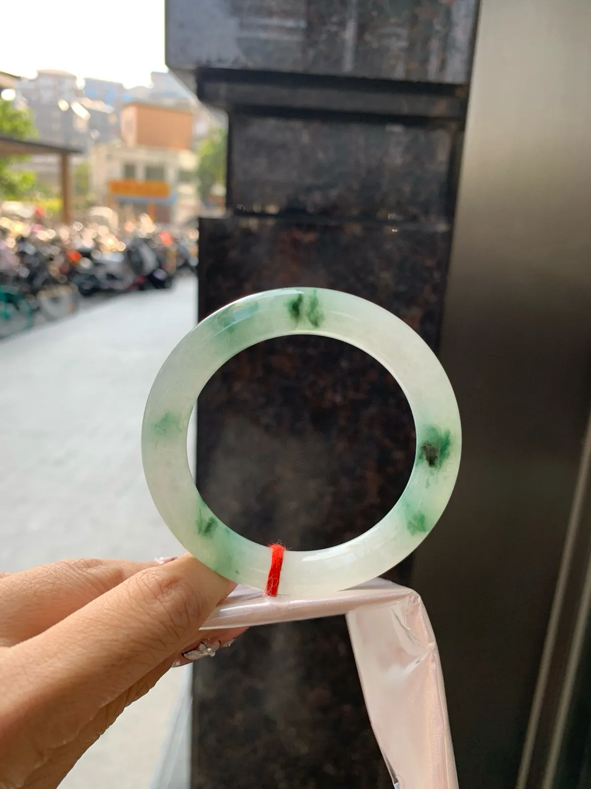 飘绿花圆条
53.2-9.9-10.2底妆细腻，简约却充满灵气，飘绿花点缀，清新如芽，宛若自然的画卷凝结于腕间，静中带动，韵味悠长