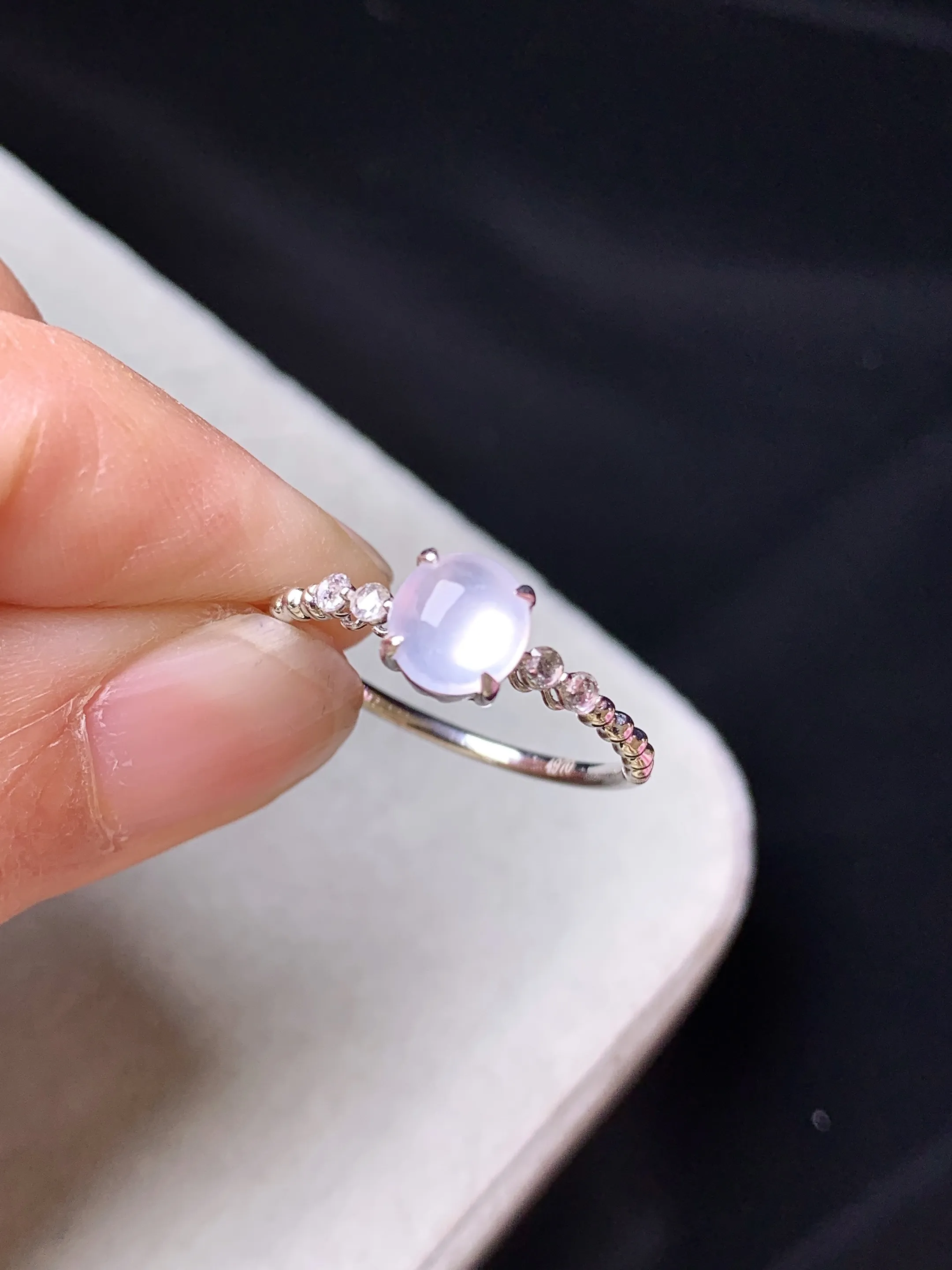 18k金钻镶嵌冰种蛋面戒指 玉质细腻 色泽清新艳丽 圈口13.5 整体尺寸6*5.7*2.3