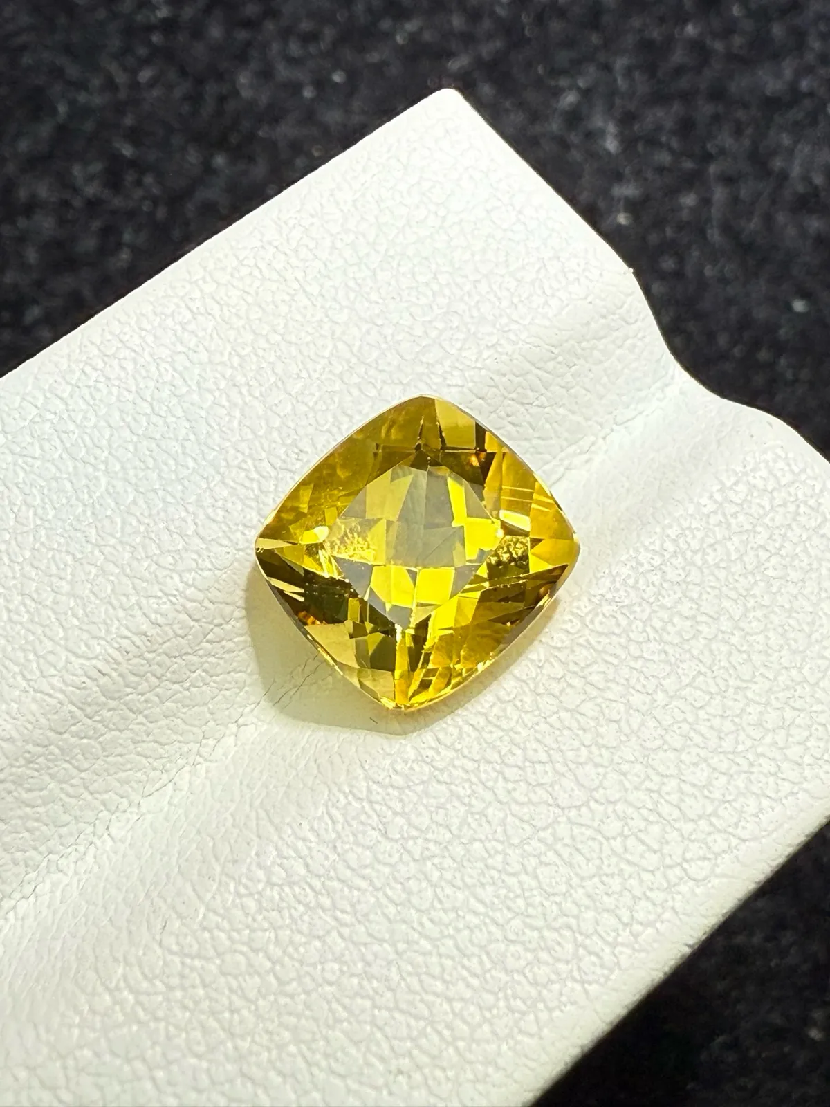 【高端珠宝】天然极美绿柱石裸石
重量: 3.81ct  规格: 9.2*9.5*7.2毫米
精湛切工