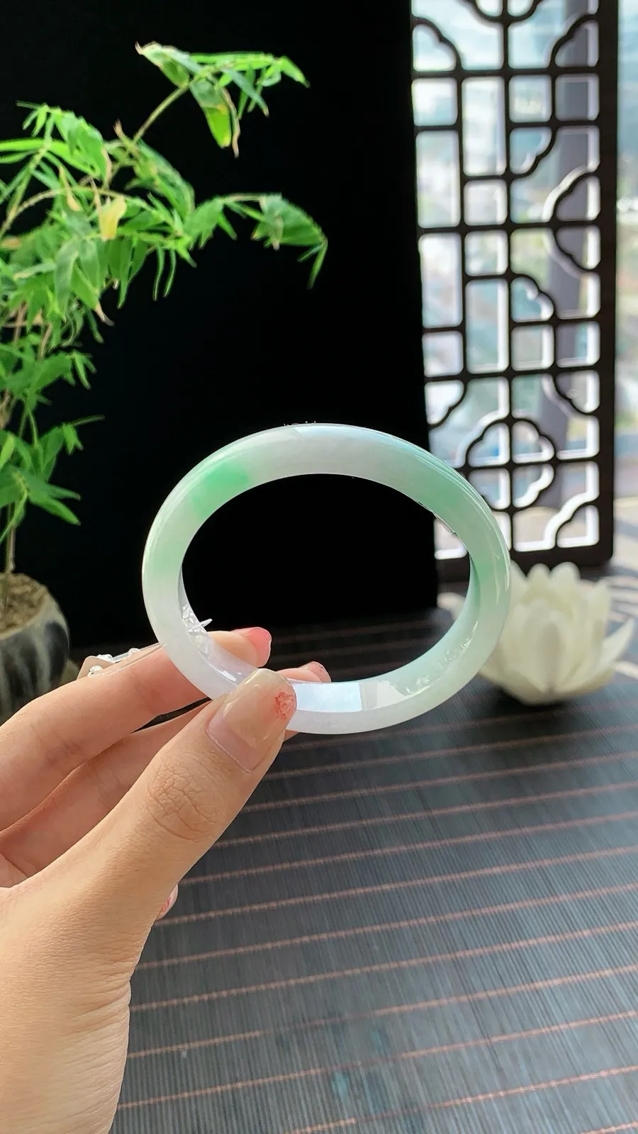 【冰胶白底青贵妃手镯】
【尺寸】56-49-13-7
绿色部分鲜活欲滴，仿佛饱含水分，在白色背景的包围下，更显其娇嫩与珍贵，呼之欲出。