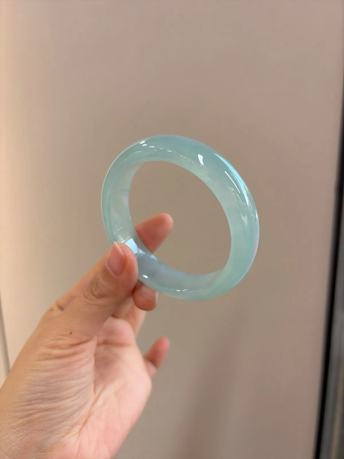 ｜55圈口
【冰晴绿｜】
冰晴绿葡萄肉手镯
种老冰透 宽版大气
腕间一抹清润
温柔了岁月呀～🥰
规格【55/14.8/8.4】