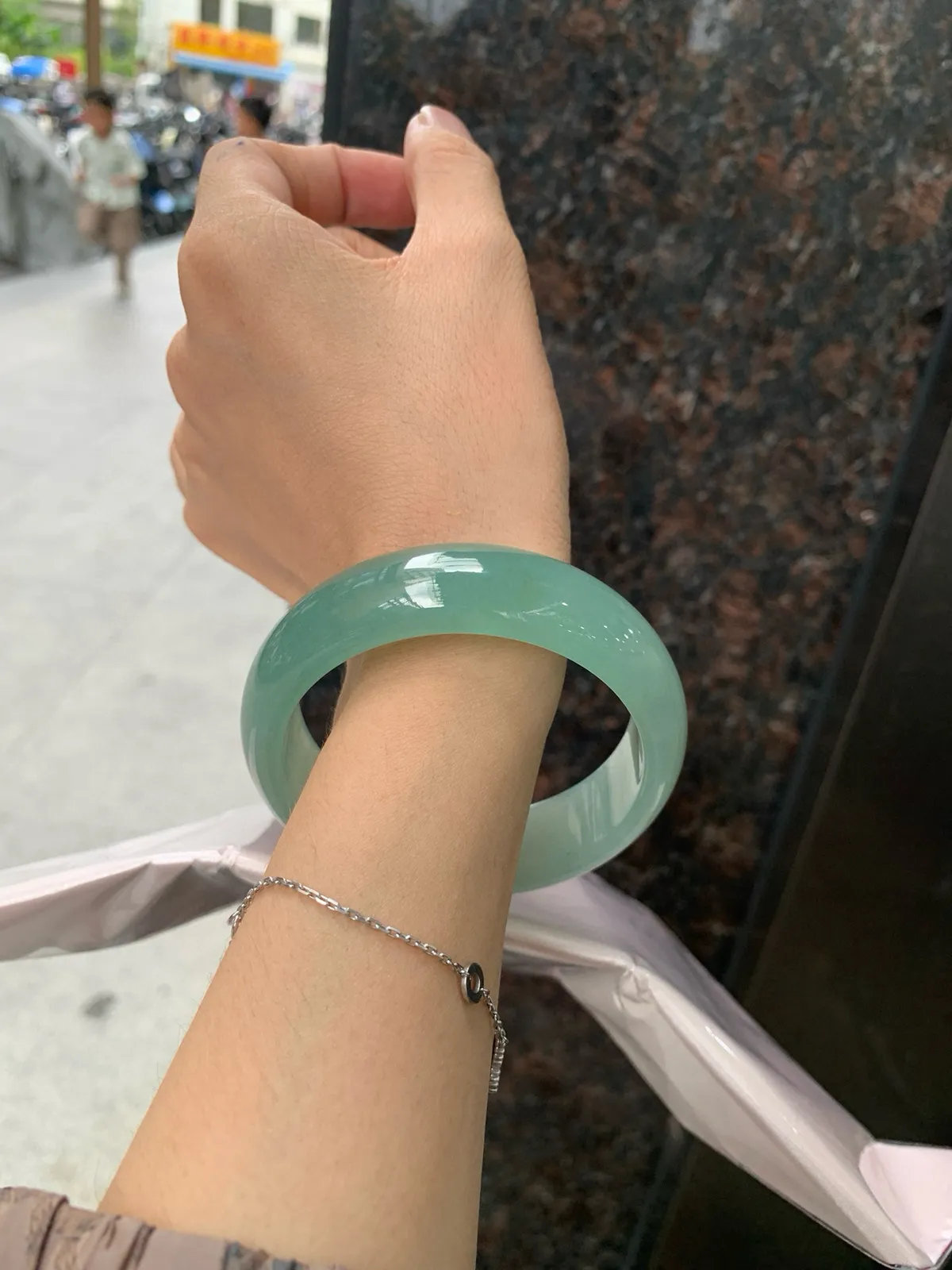 蓝底洒金宽版正圈
59.7-8.2-18.5
完美，底妆胶润，满圈蓝底色均匀分布，镯面几抹黄翡点缀，生动俏皮，大宽板难得遇见