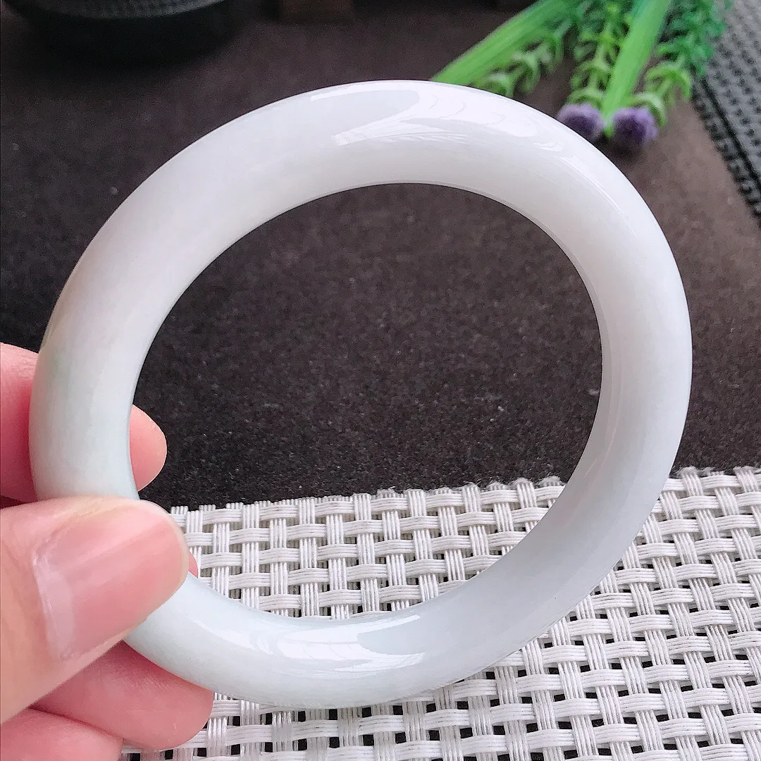 实拍A货翡翠57.5/10.1/10.6老坑精美温润飘阳绿白底青圆条手镯翡翠玉镯女款