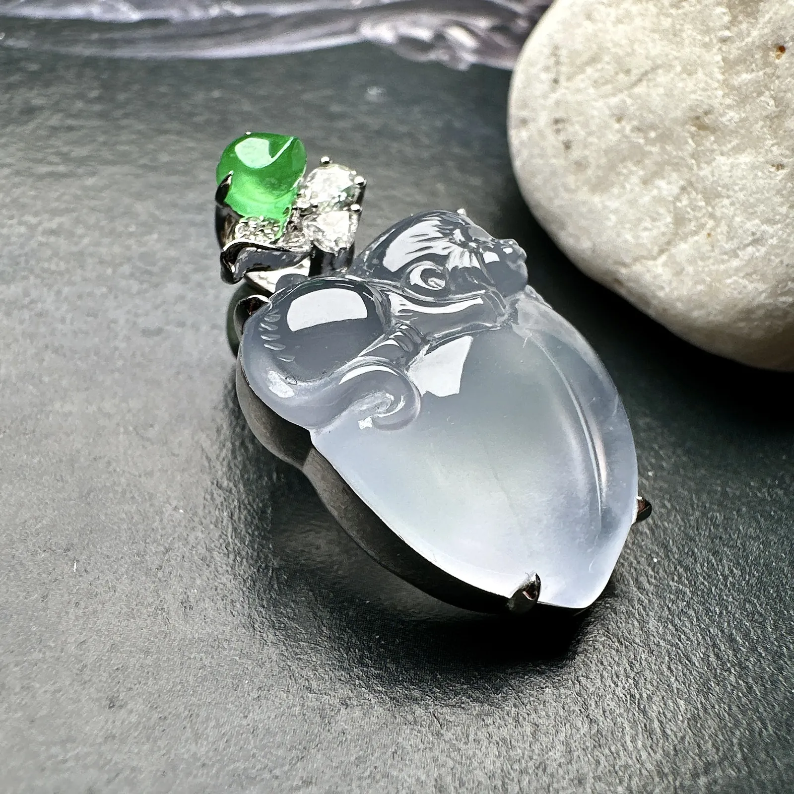 【高冰种淡紫灵猴献寿】冰润度上佳，质地细腻冰润，雕工精美，形象生动，18k金钻镶嵌，裸石尺寸21.3*15.7*7.8毫米