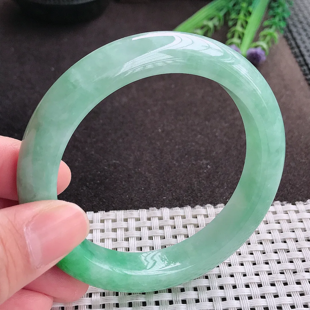 实拍A货翡翠60/12.3/9老坑精美满绿飘阳绿手镯宽边翡翠玉镯女款