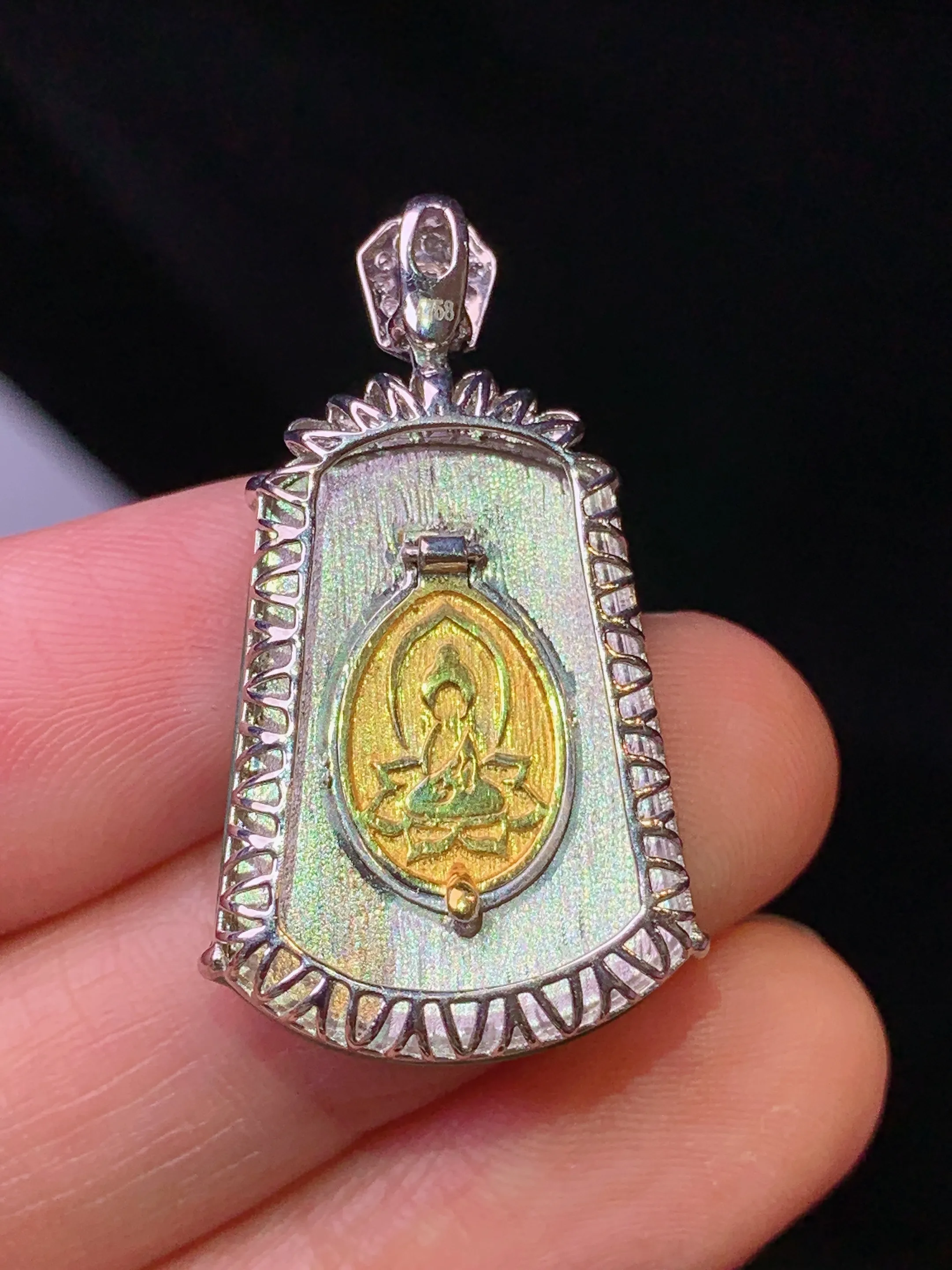 18k金钻镶嵌翠绿无事牌吊坠 玉质细腻 色泽清新艳丽 整体尺寸32.5*17.2*5.5