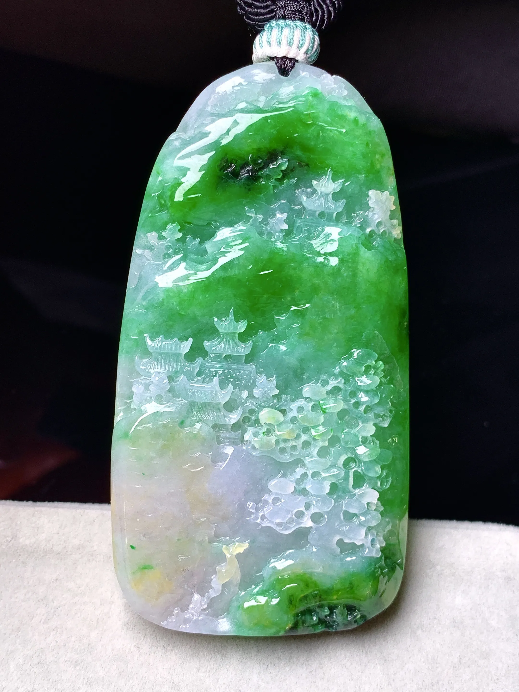 翠绿飘黄翡山水牌子吊坠 玉质细腻 色泽清新艳丽 整体尺寸60.5*32.6*7.3