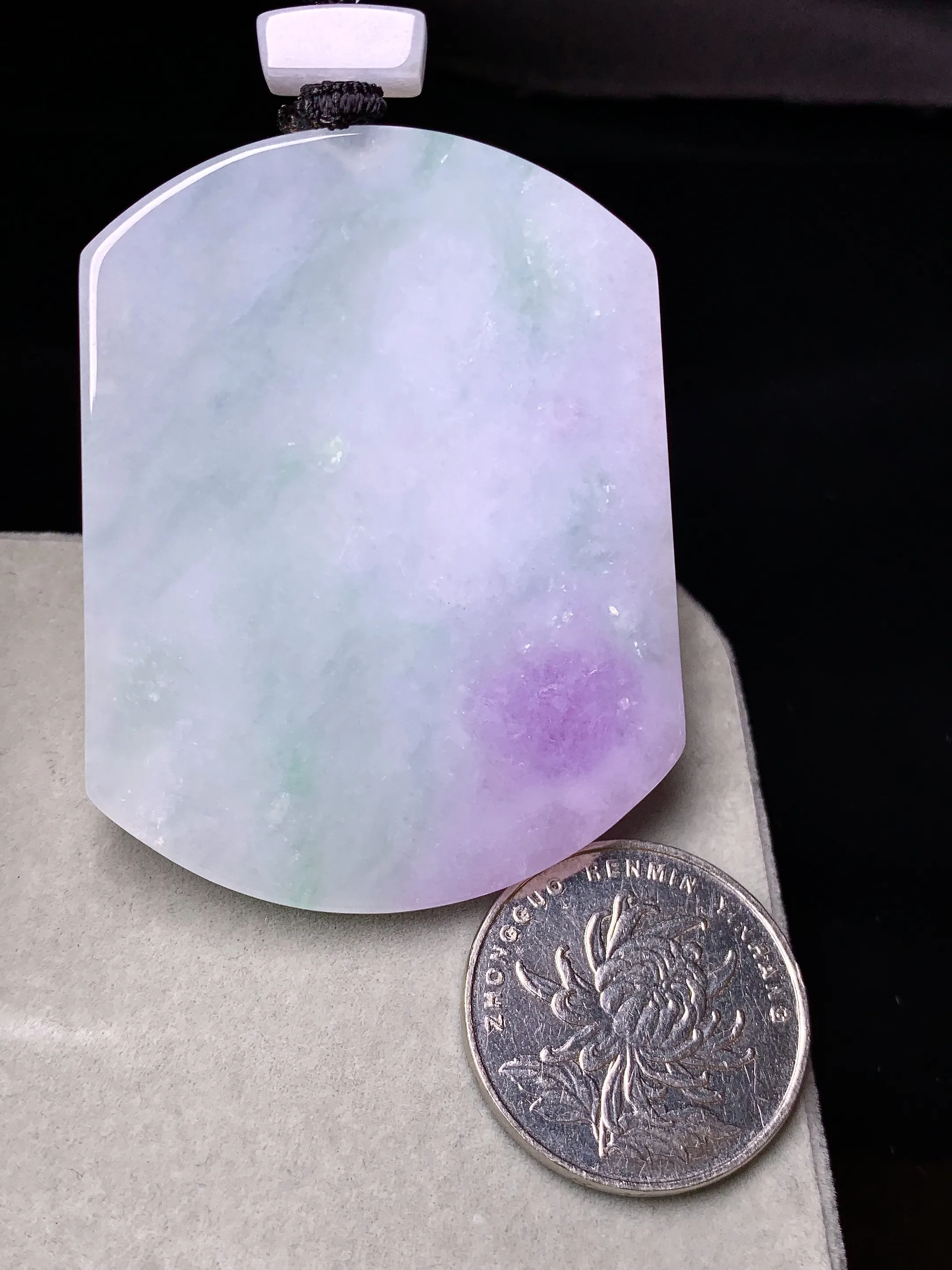 飘绿无事牌吊坠 玉质细腻 色泽清新艳丽 整体尺寸53.5*42*5.5