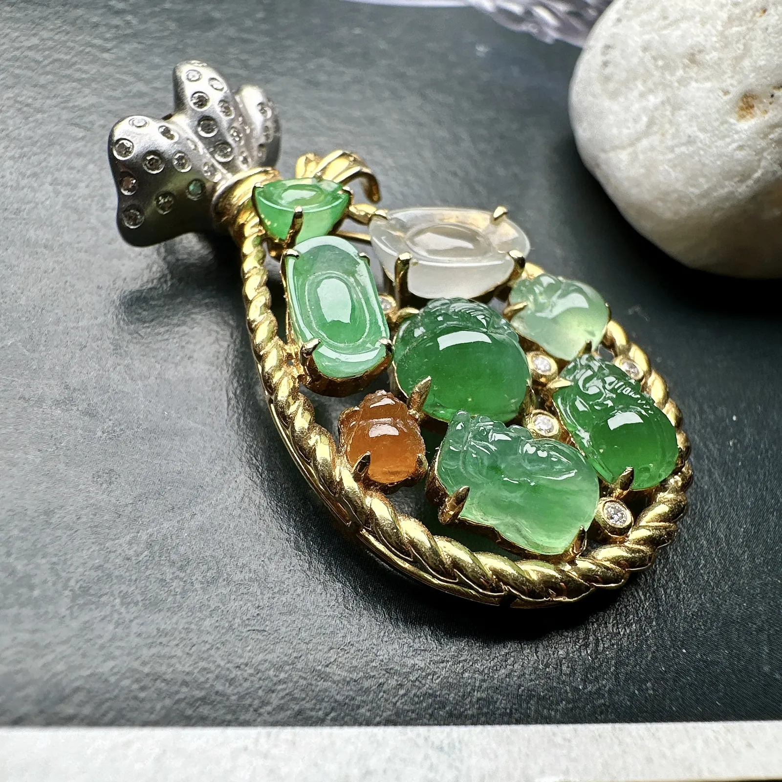 【冰种貔貅元宝等元素】镶嵌吊坠，冰感十足，通透闪亮，颜色很艳丽，推荐入手，18k金钻镶嵌，其中一颗裸