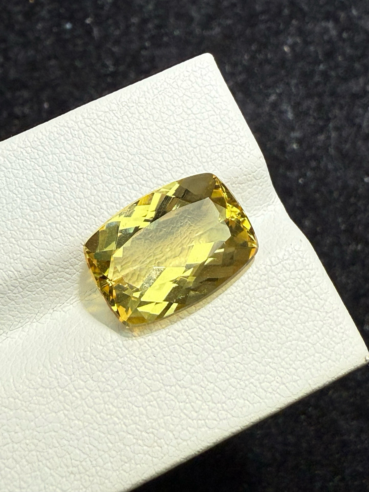 【高端珠宝】天然极美绿柱石裸石
重量: 5.82ct  规格: 13.7*10*6.1毫米
精湛切工