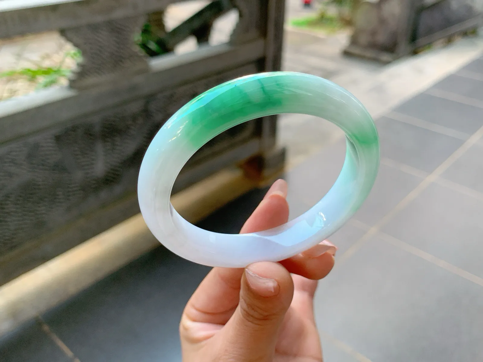 ｜59圈口
白底青，飘绿花，底妆冰润白净，绿花鲜艳大气，端庄持重，