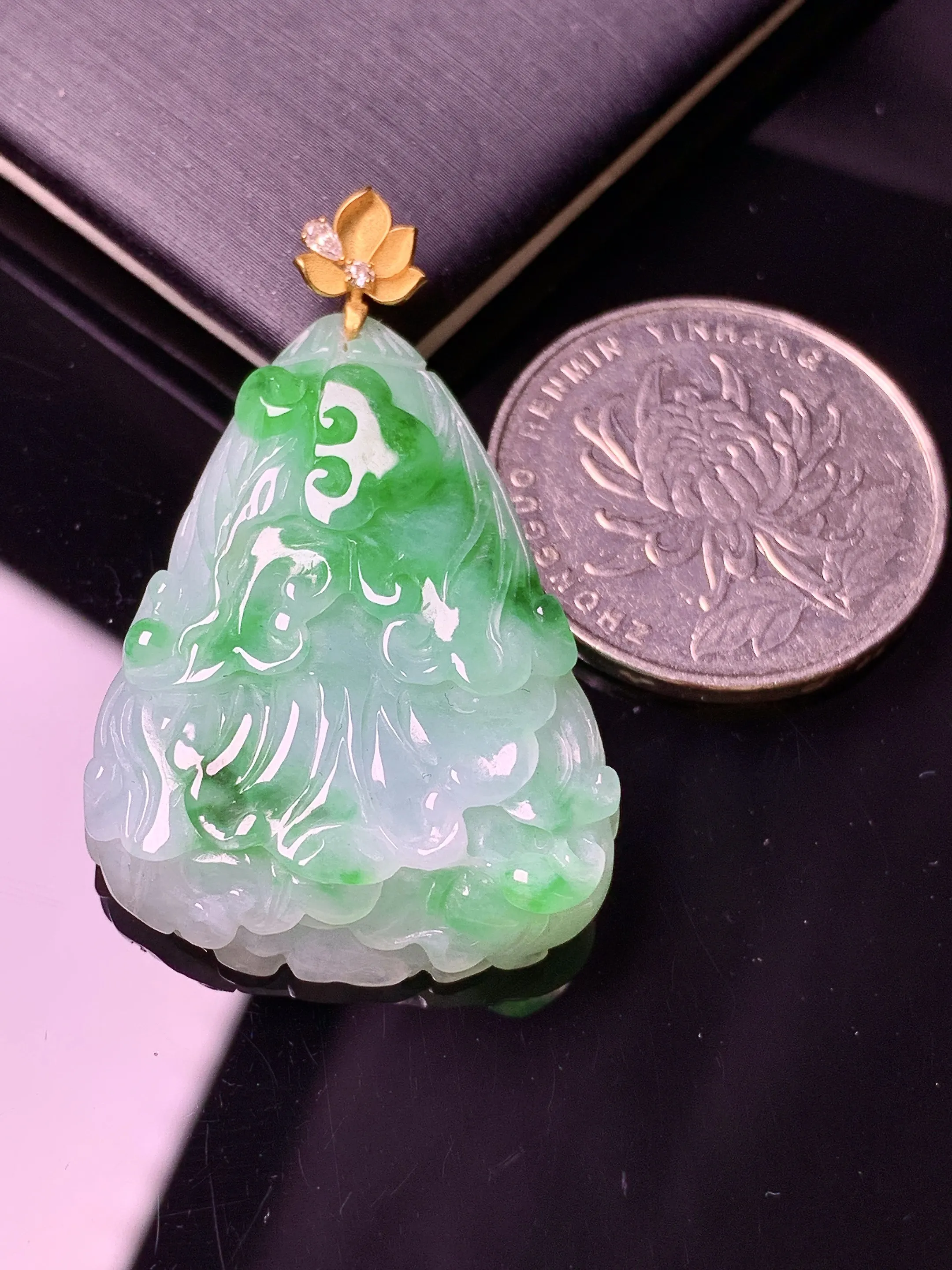 18k金镶嵌飘绿白菜吊坠 玉质细腻 色泽清新艳丽 整体尺寸40.8*25.5*7.6