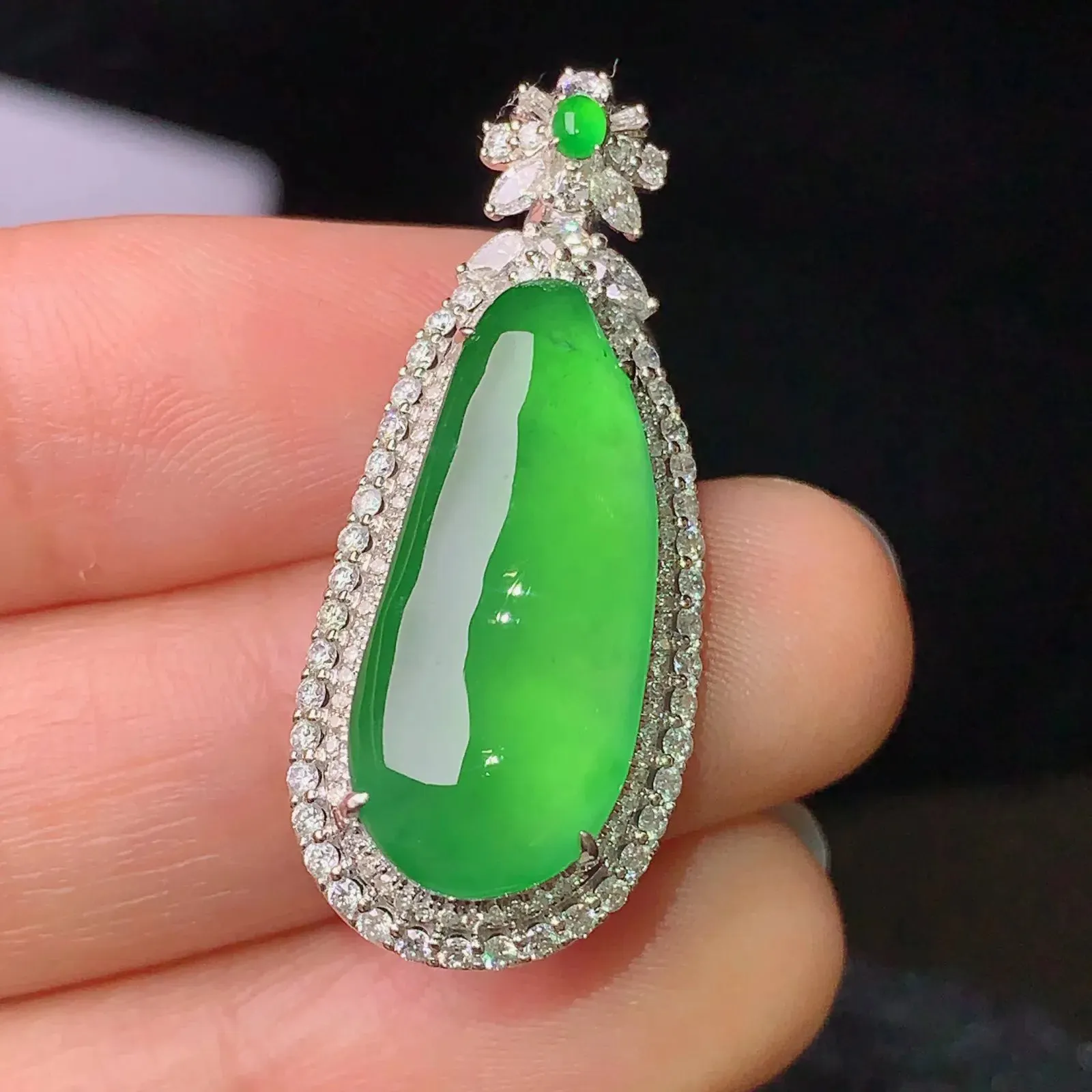 18k金钻镶嵌满绿四季豆吊坠 玉质细腻 色泽清新艳丽 整体尺寸33*14*10