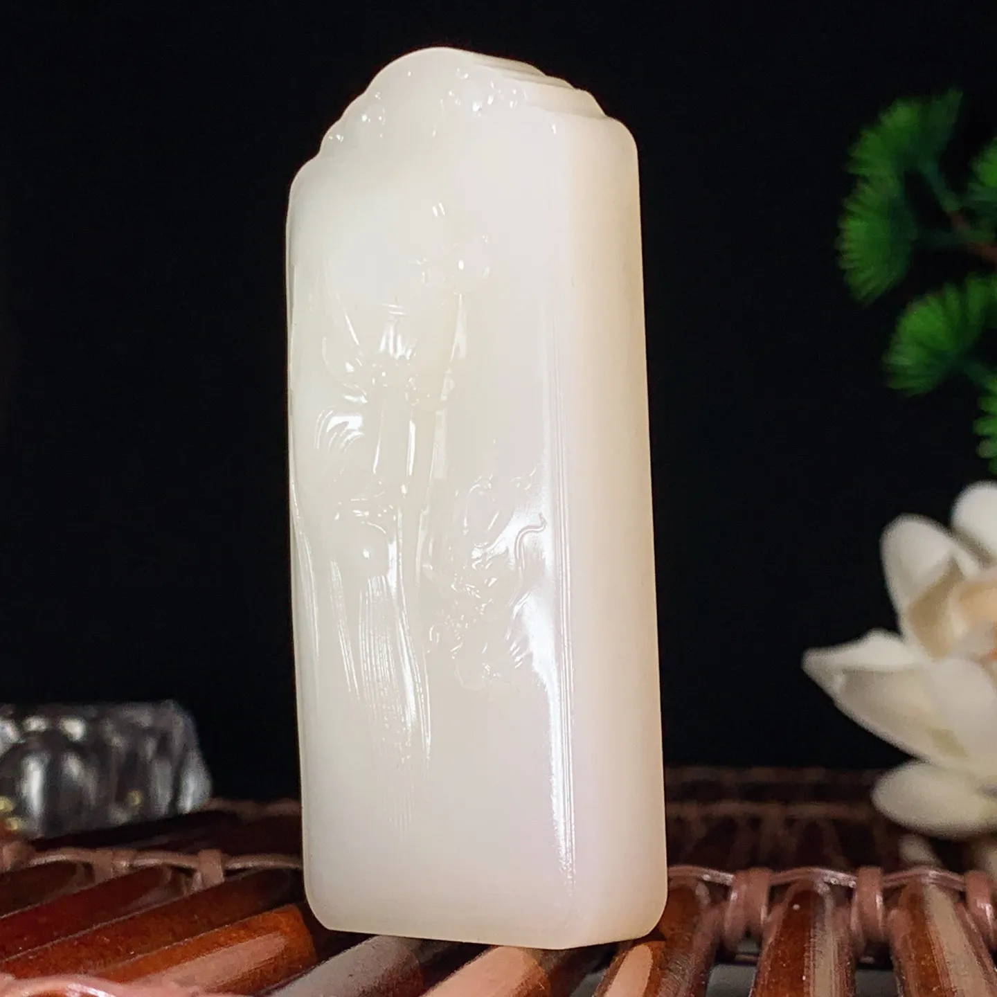 新疆和田玉羊脂白武财神关公牌子挂件 尺寸69/31/16mm重71.5克。玉质细腻油润。手推出油。品