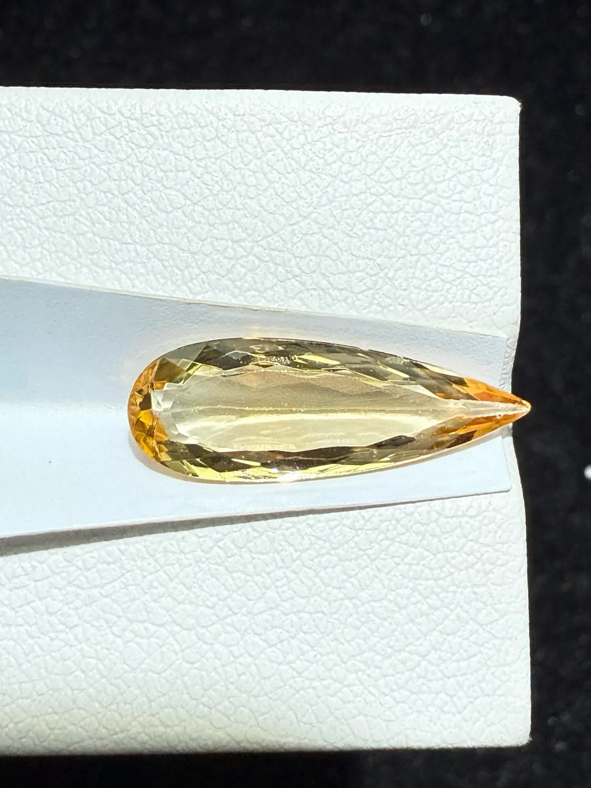 【高端珠宝】天然极美帝王托帕裸石
重量: 3.395ct  规格: 19*6.5*3.3毫米
精湛切工，满身火彩
台面大，实物更美，可以代镶嵌设计。