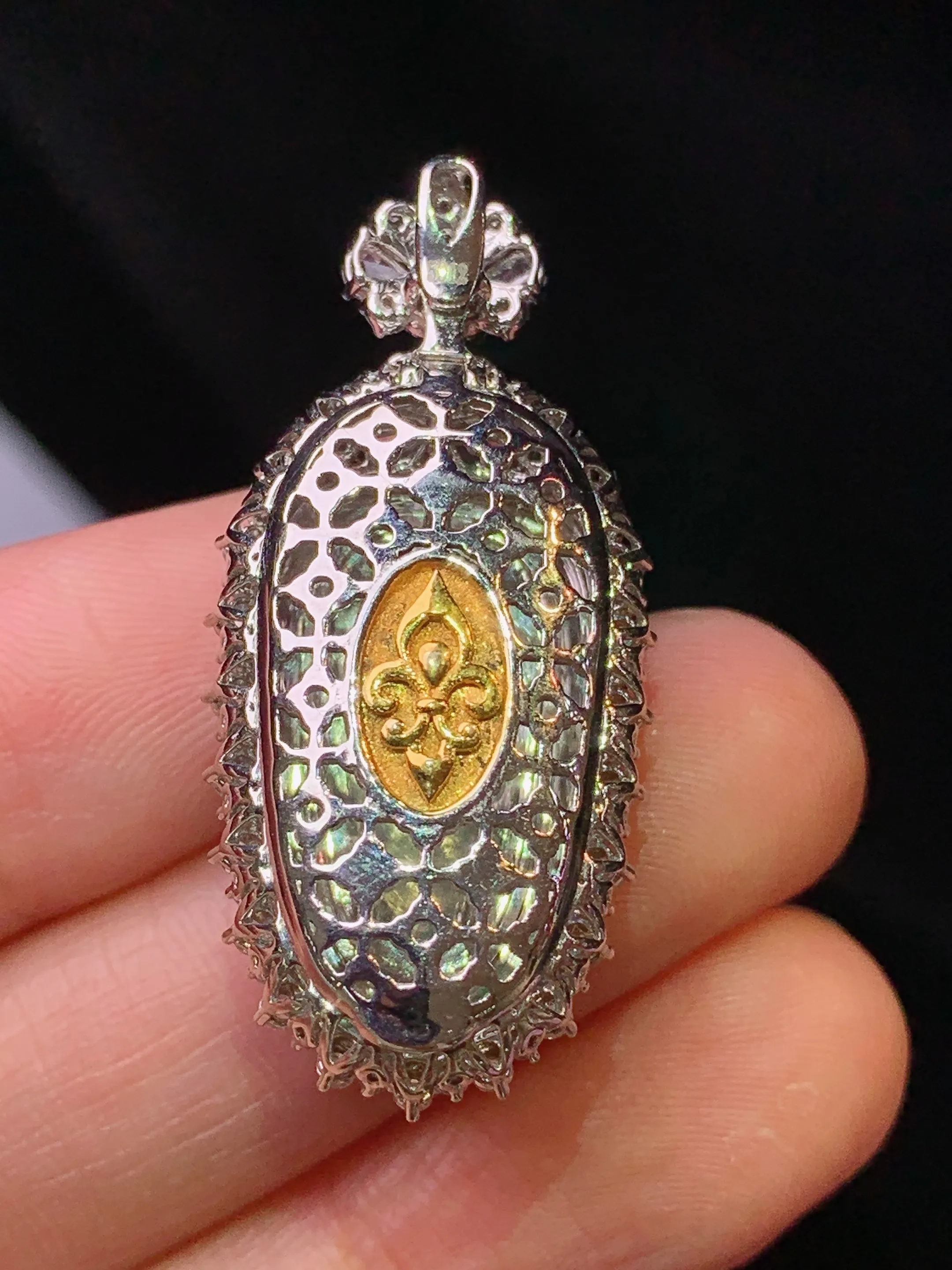 18k金钻镶嵌翠绿树叶吊坠 玉质细腻 色泽清新艳丽 整体尺寸36.5*17*11.2