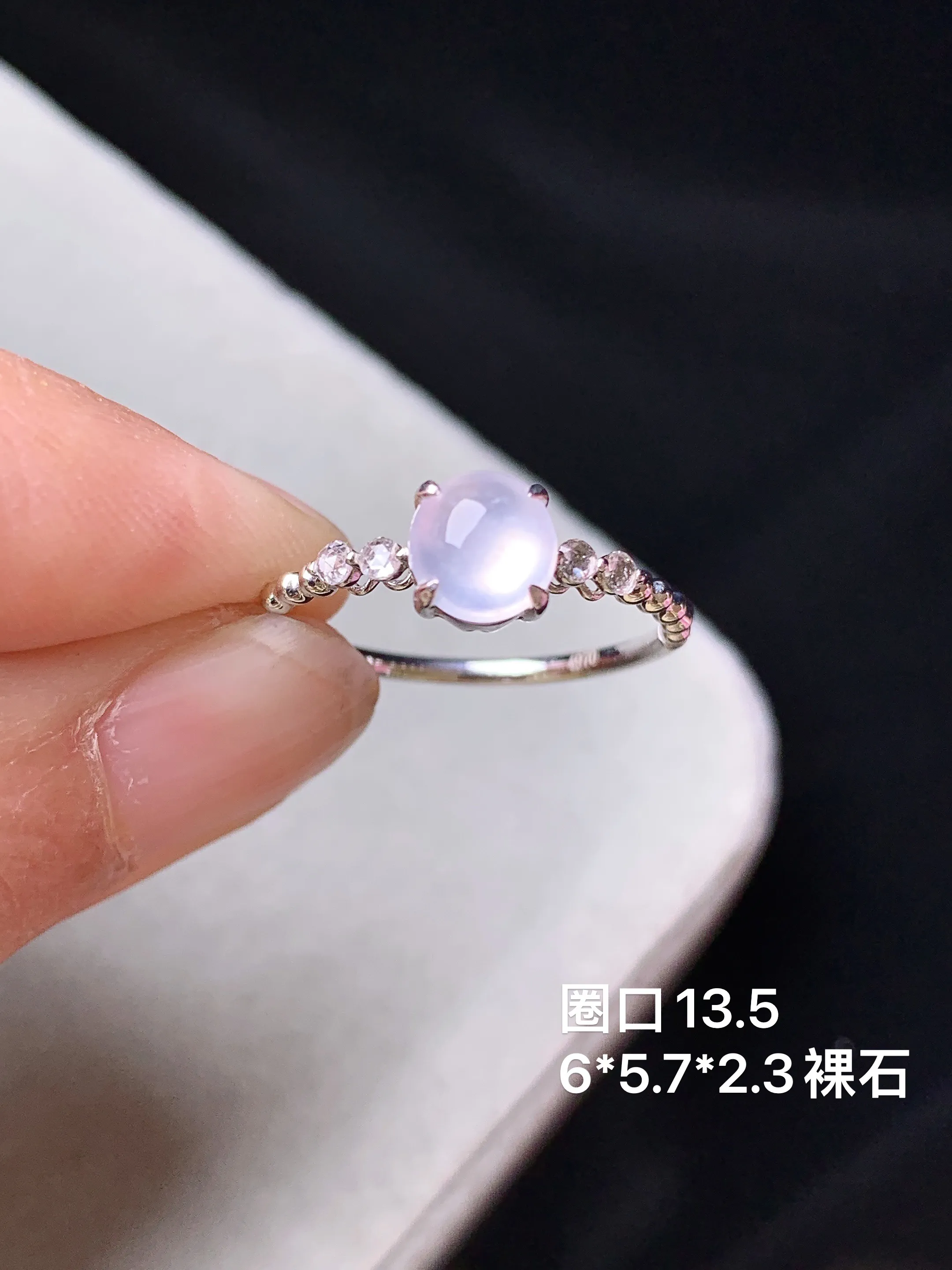 18k金钻镶嵌冰种蛋面戒指 玉质细腻 色泽清新艳丽 圈口13.5 整体尺寸6*5.7*2.3