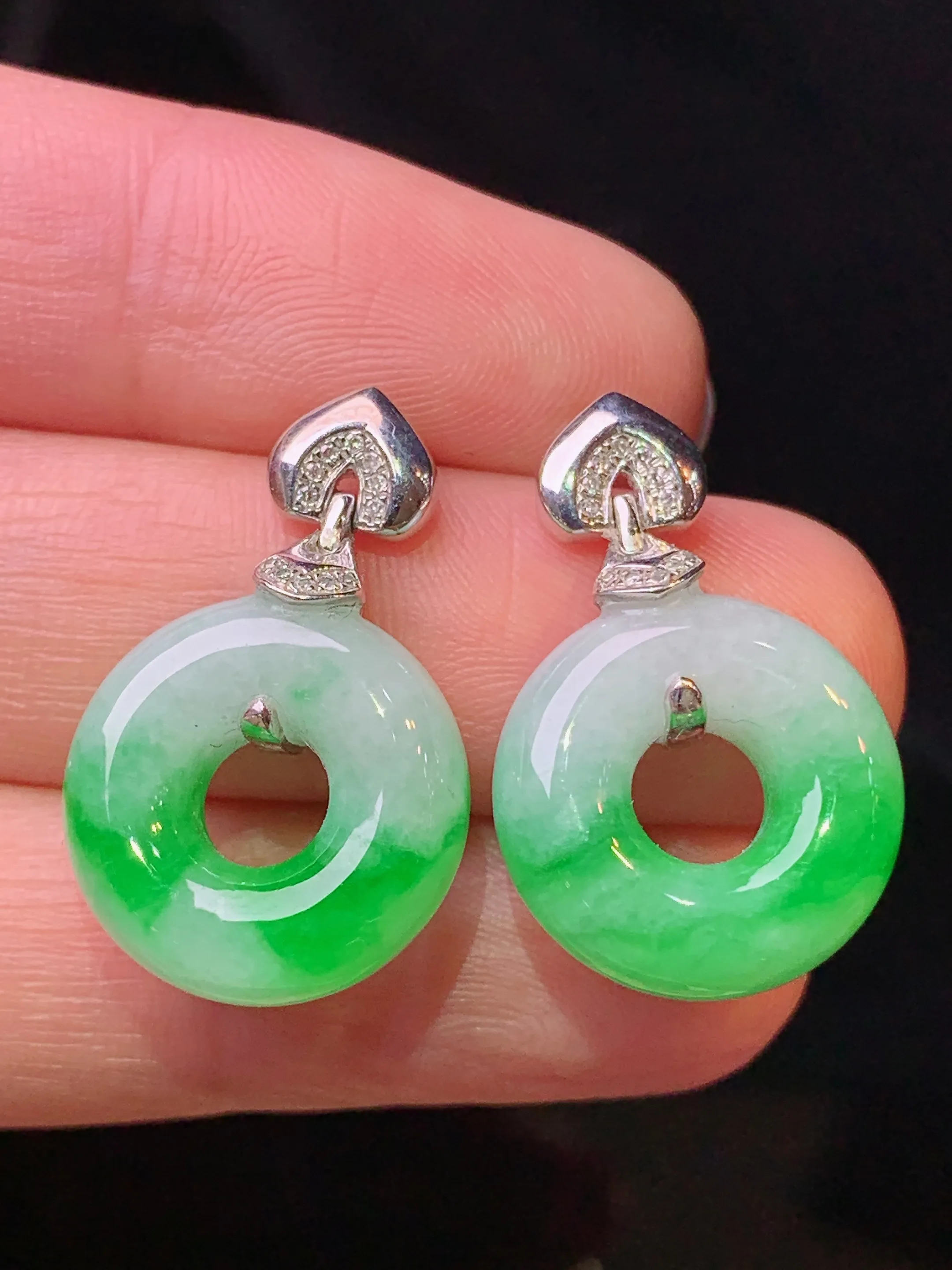 18k金钻镶嵌飘绿平安环耳坠 玉质细腻 色泽清新艳丽 整体尺寸24.3*15.5*6.2