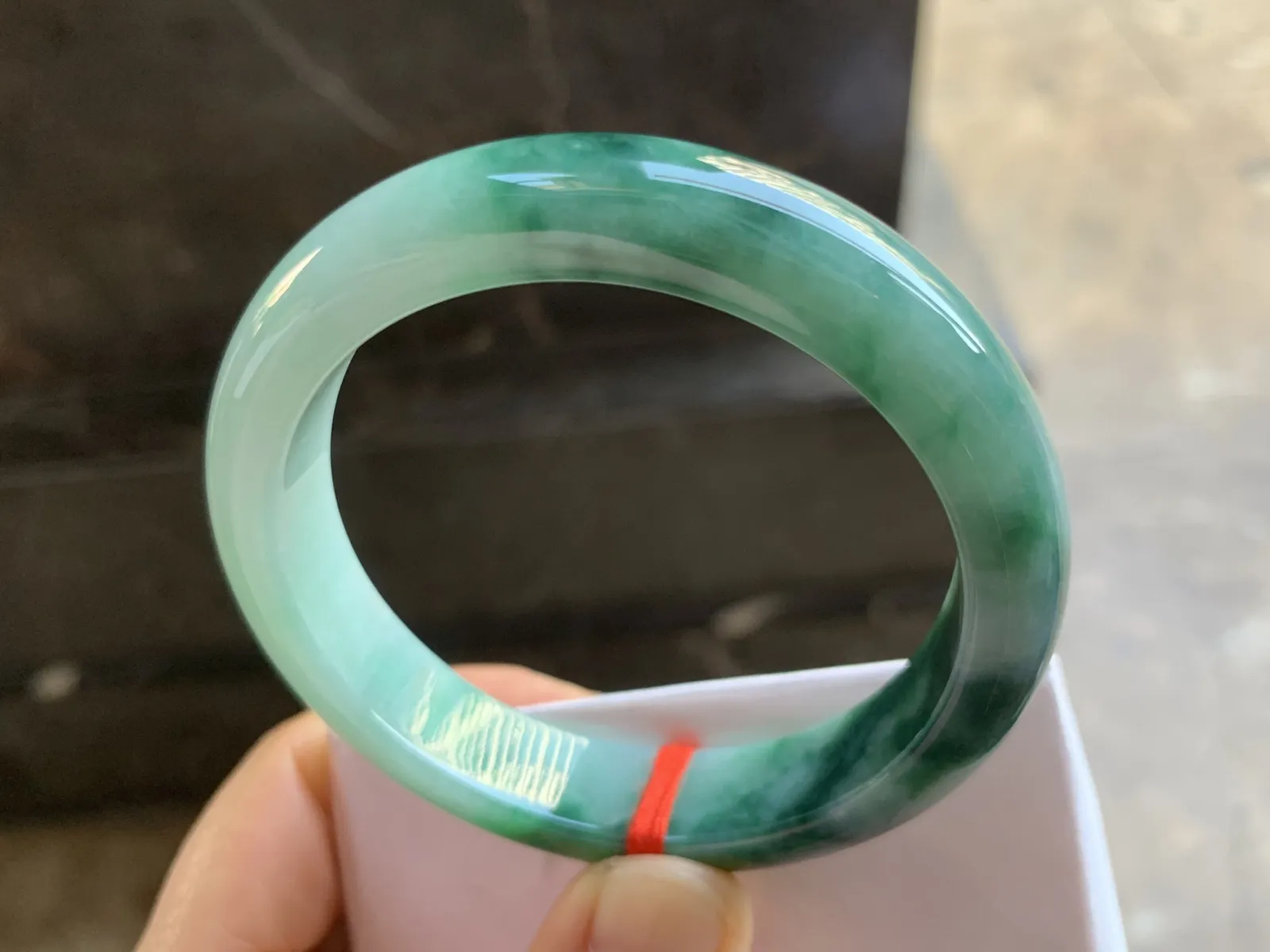 56-12.5-8.2mm
细糯种飘花手镯 底子细腻 花色浓郁 气质