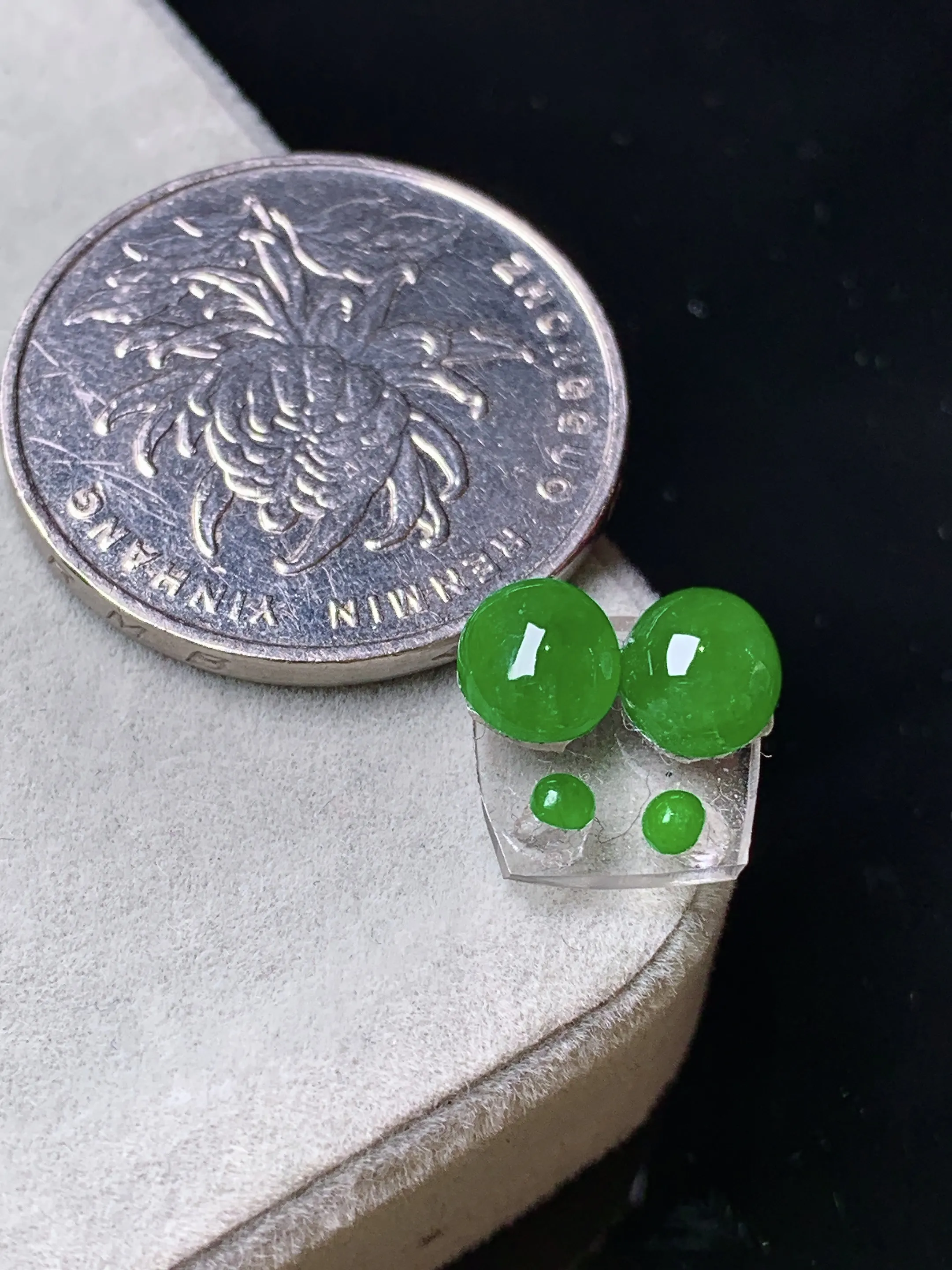 镶嵌款 满绿蛋面一对 玉质细腻 色泽清新艳丽 整体尺寸6.3*5.6*3.2