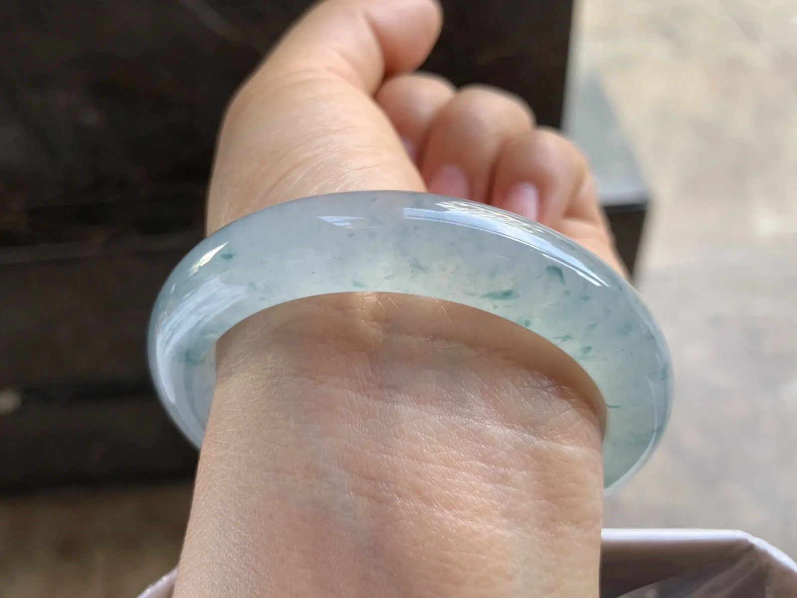 54.5-12.3-8.2mm
冰种飘花手镯 冰透光泽 水润蓝花