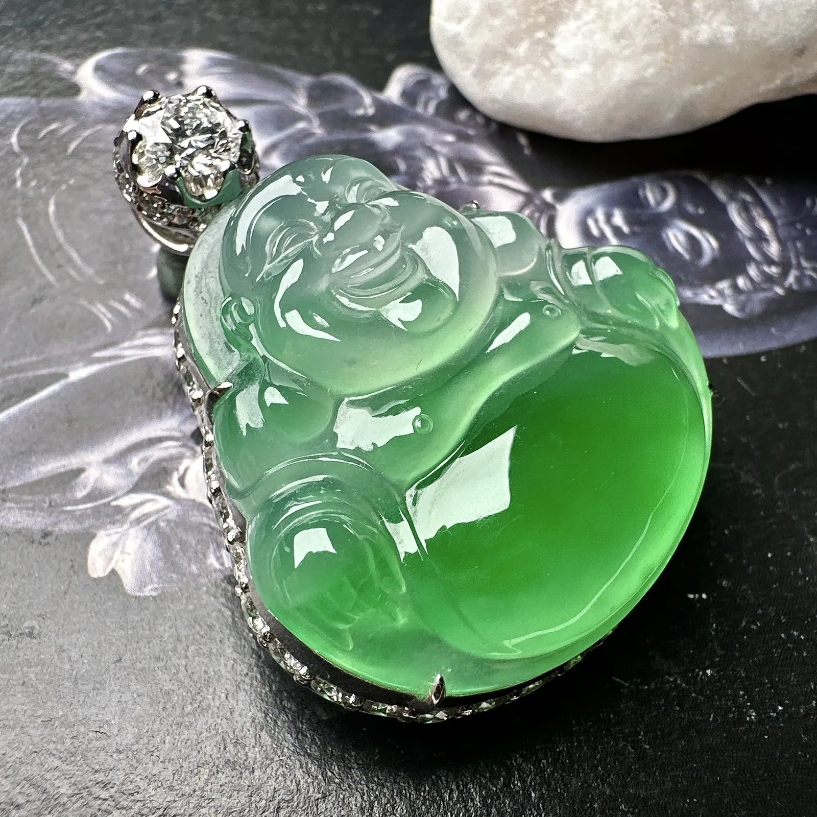 【冰种飘绿佛公吊坠】木那绿老料，肚里藏金，飘阳绿色泽，种地上乘，冰感十足，通透起光，饱满圆润，收藏品