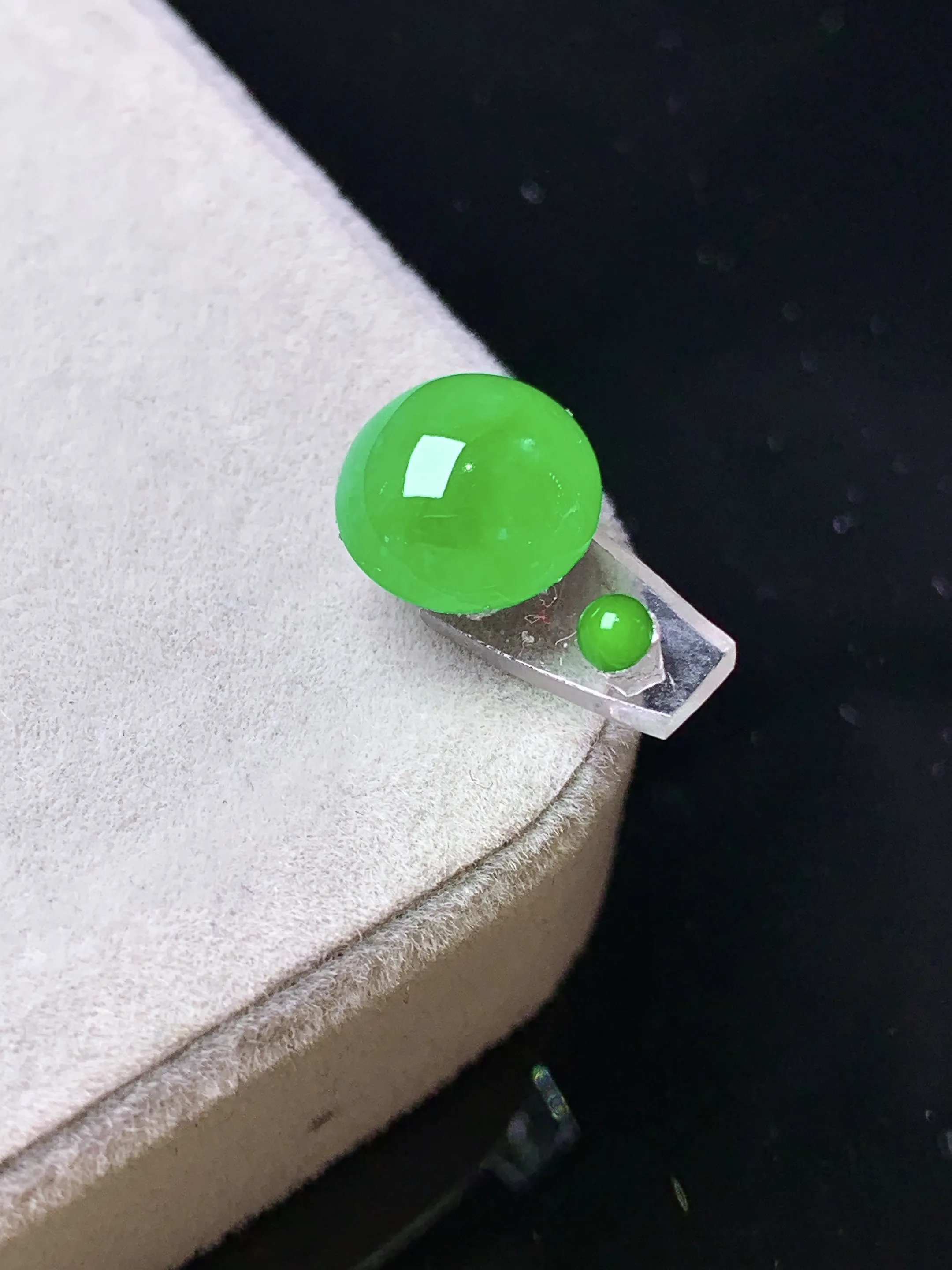 镶嵌款 翠绿蛋面吊坠 玉质细腻 色泽清新艳丽 整体尺寸8.5*4.3