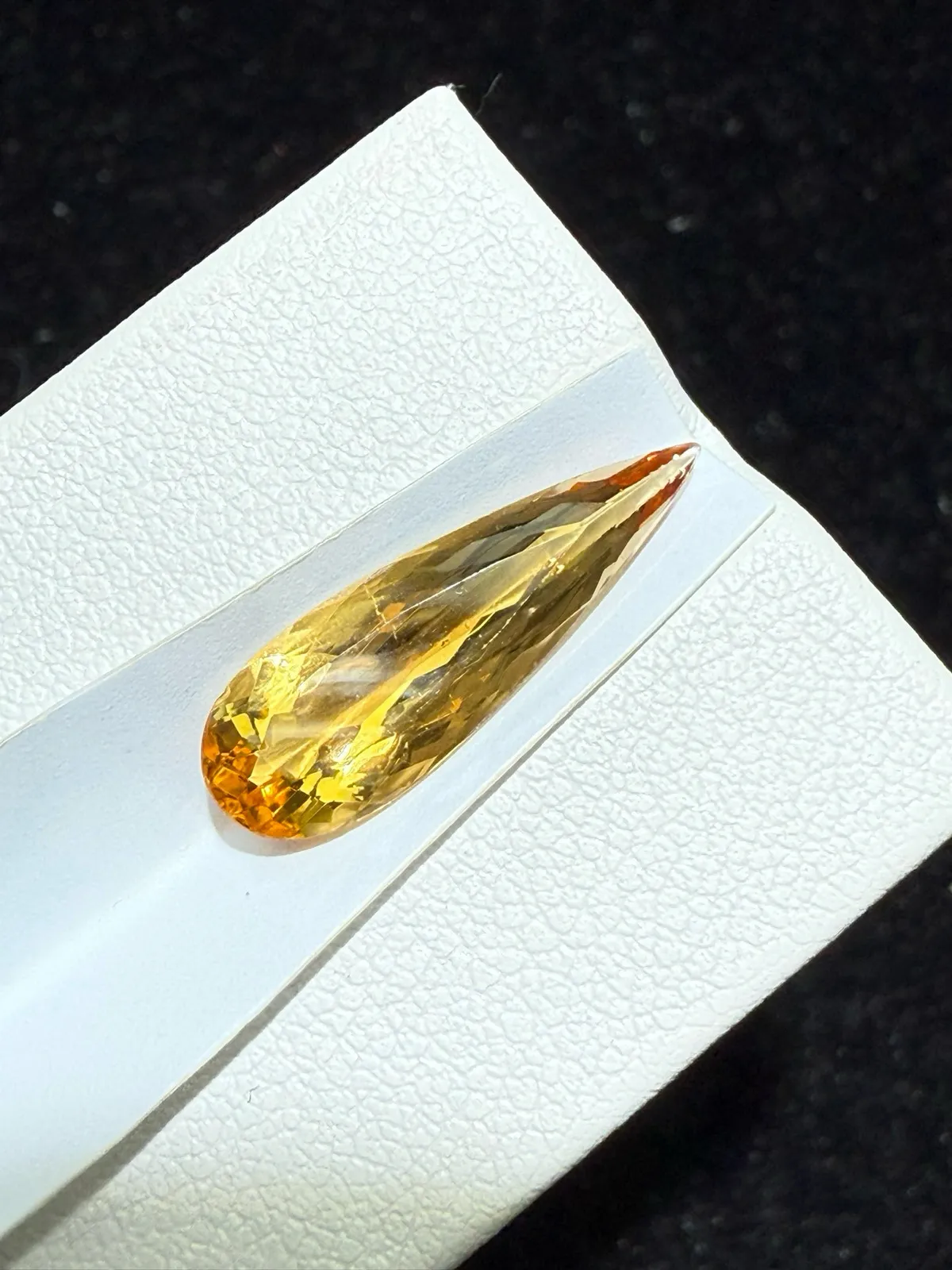 【高端珠宝】天然极美帝王托帕裸石
重量: 3.375ct  规格: 19.9*6.5*3.8毫米
精