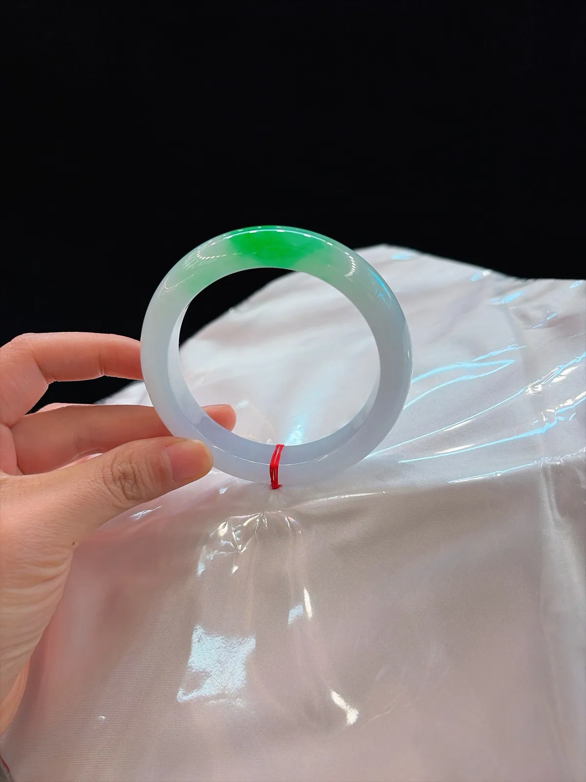 ｜60圈口
白底青翡翠手镯
白底细润如水
一抹辣翠明艳鲜活
明暗交织层次感拉满
腕间国风氛围感绝了~🥰
规格【60/13.8/9.8】