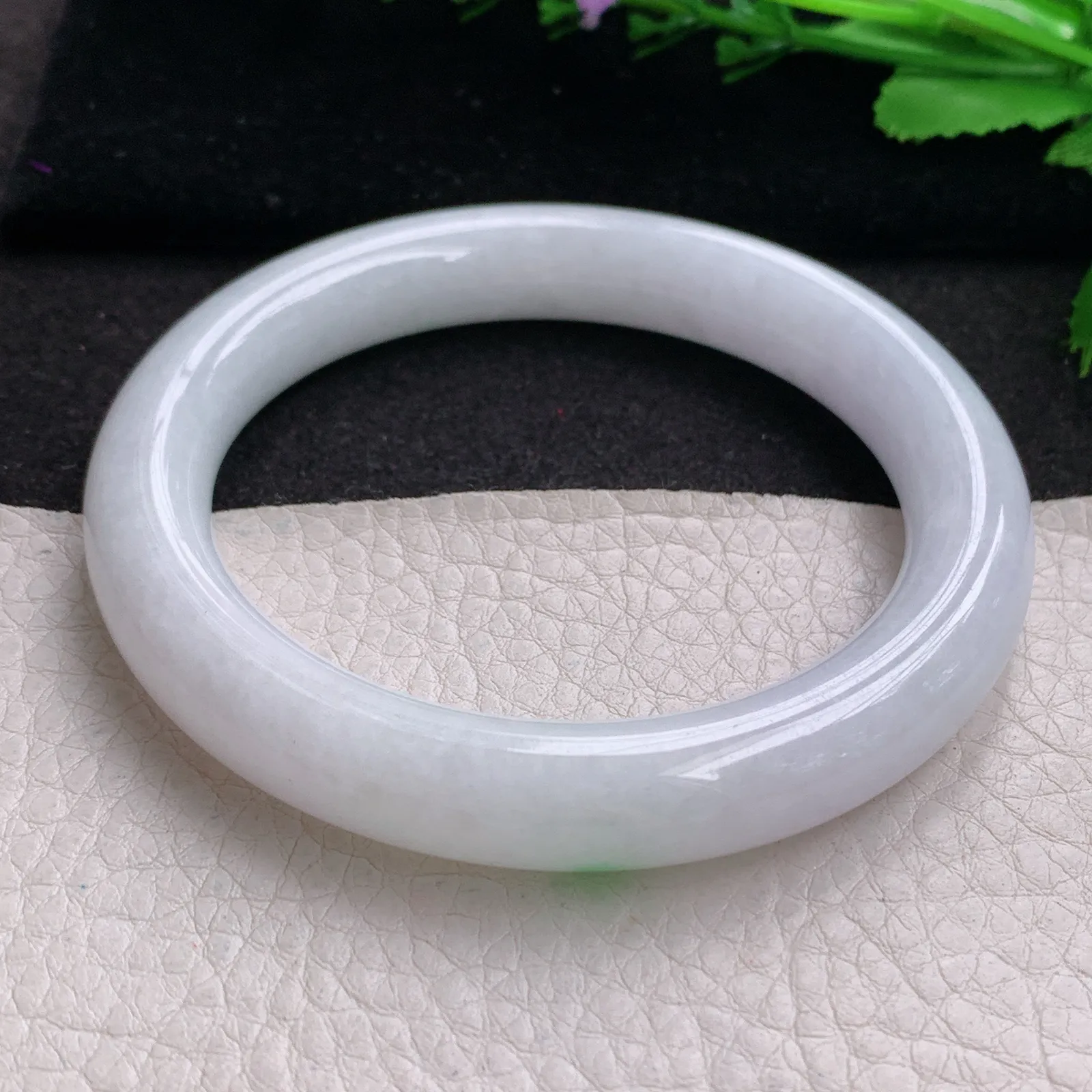 yh实拍59*11*10.5美人镯 缅甸翡翠精美白底青清秀圆条玉手镯 叮当镯