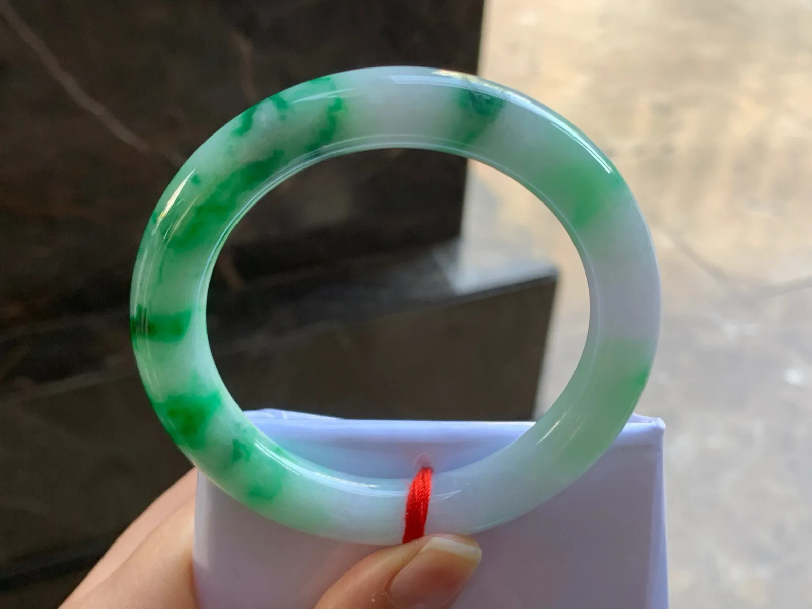 55.5-10.8

绿色圆条手镯^_^鲜艳 玉质温润